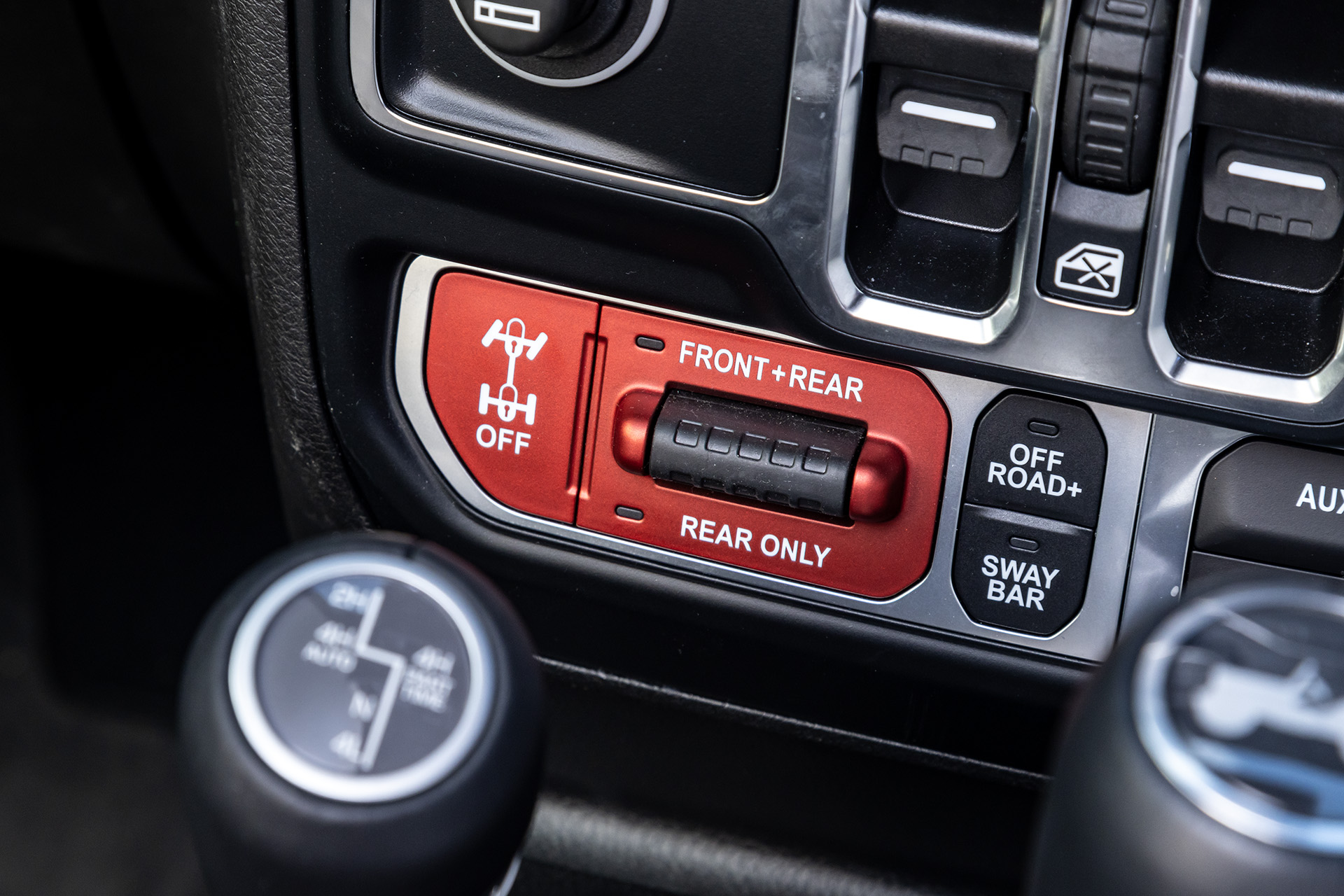 シフトノブや副変速機から手の届く位置に、前後のディファレンシャルをロックするトゥルロックのスイッチが配置される