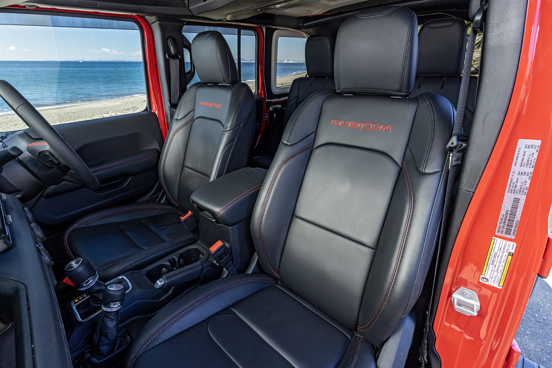 アンリミテッド ルビコンにはナッパレザーシートを標準装備。フロントシートはRubiconの刺繍入り。また、フロント8ウェイパワーシート/フロント4ウェイパワーランバーサポート、フロントシートヒーターも標準装備される
