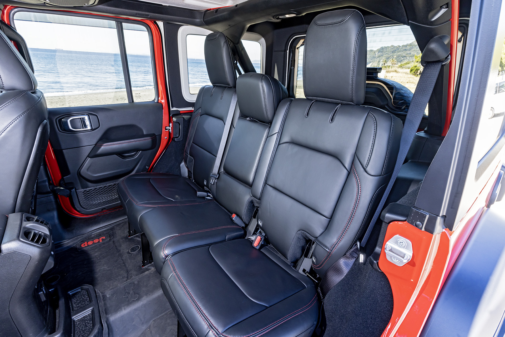 アンリミテッド ルビコンにはナッパレザーシートを標準装備。フロントシートはRubiconの刺繍入り。また、フロント8ウェイパワーシート/フロント4ウェイパワーランバーサポート、フロントシートヒーターも標準装備される