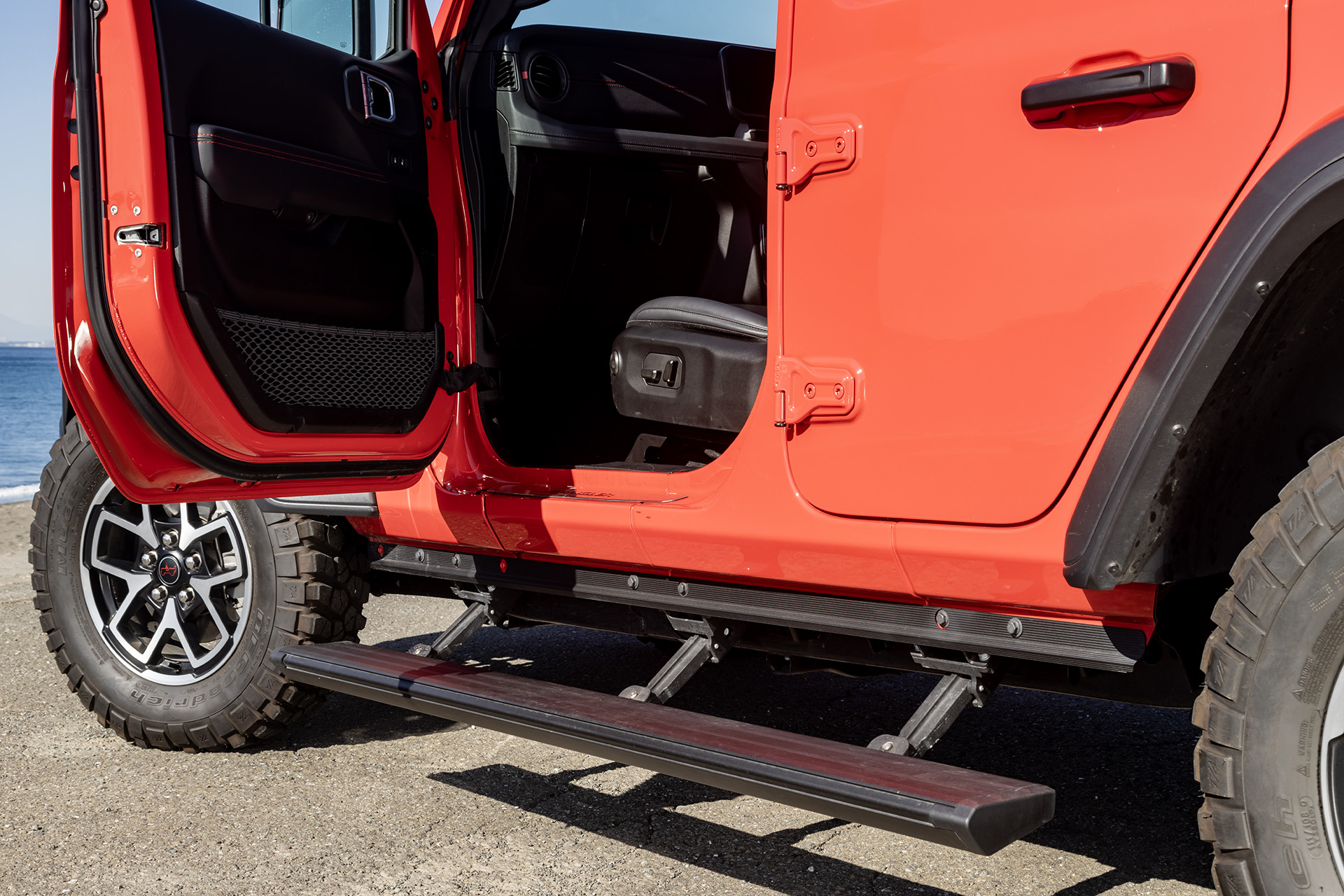 フロント/リアのドア開閉に連動してステップが展開/格納される電動ステップは今後純正アクセサリーとして設定予定とのこと