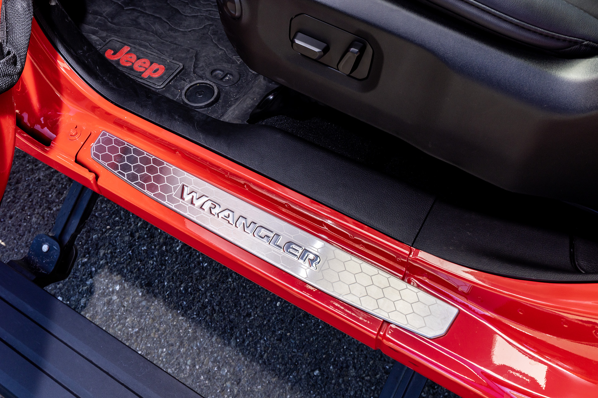 乗降時の足下を彩るとともに傷つきやすいステップ部分を保護する純正アクセサリーのステンレス製スカッフプレート（4万5980円）