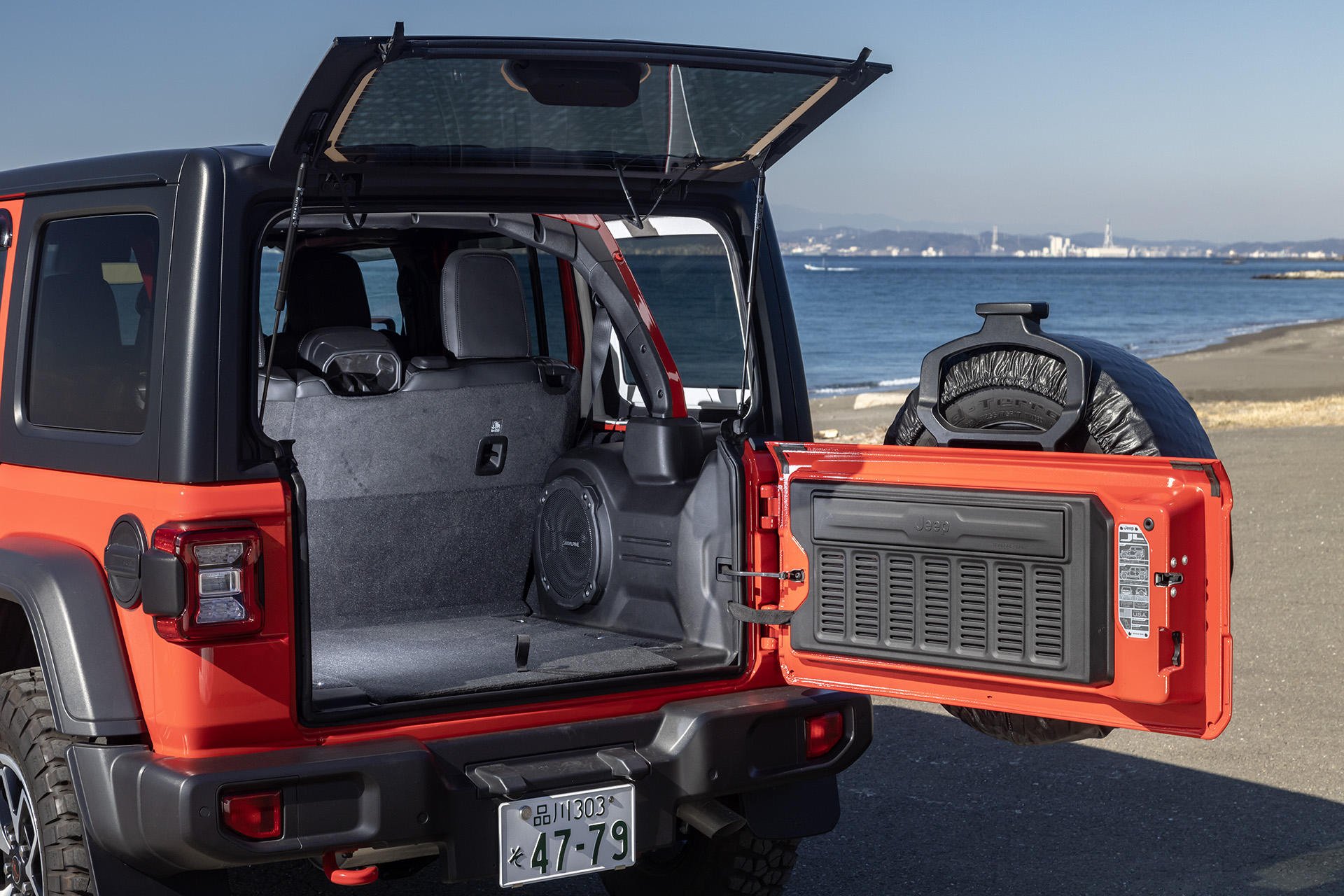 広々としたラゲッジ。サブウーハー付アルパイン製プレミアムスピーカー（9基）を全車に標準装備する