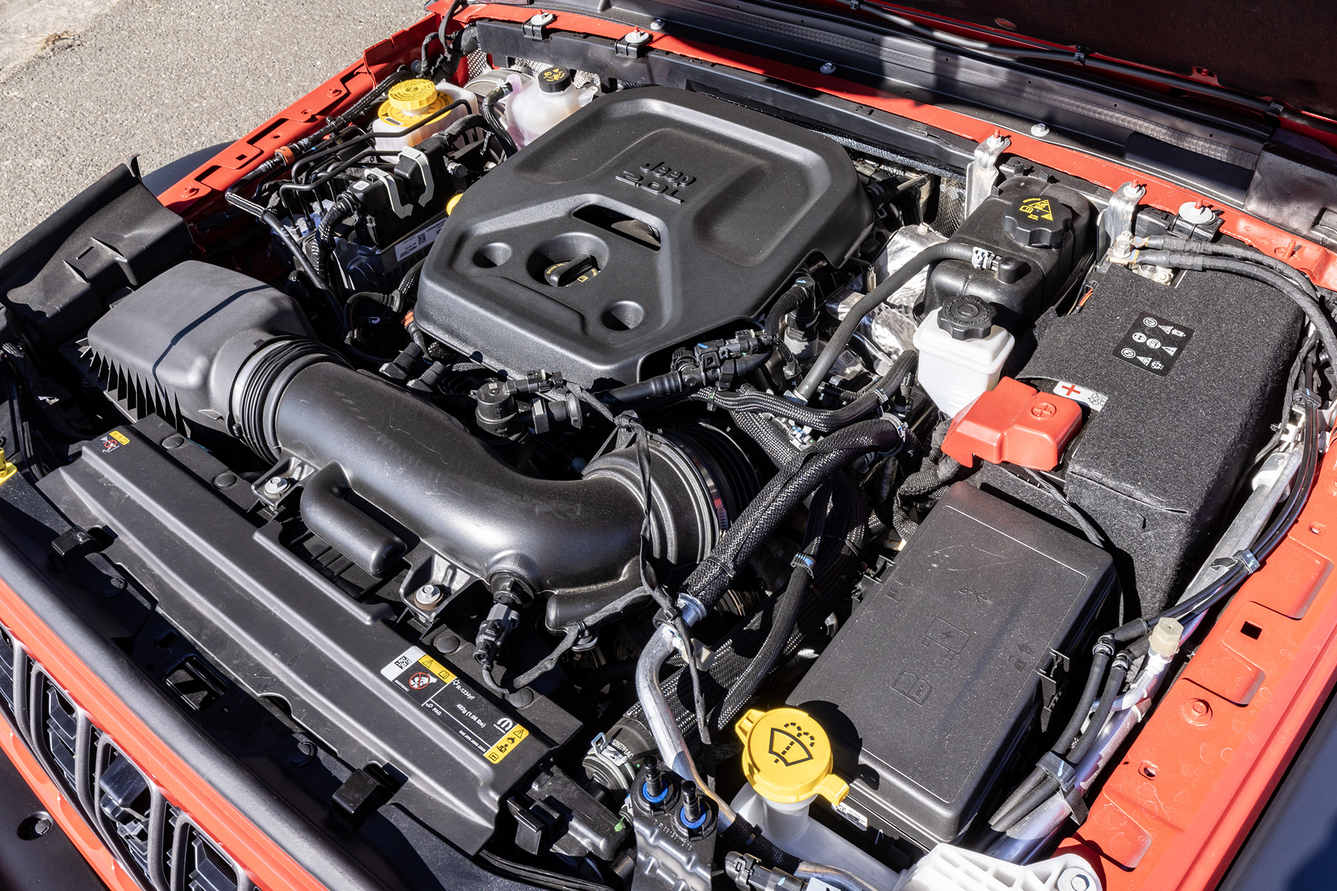 最高出力200kW（272PS）/5250rpm、最大トルク400Nm（40.8kgfm）/3000rpmを発生する直列4気筒DOHC 2.0リッターターボエンジンを搭載し、トランスミッションには8速ATを組み合わせる