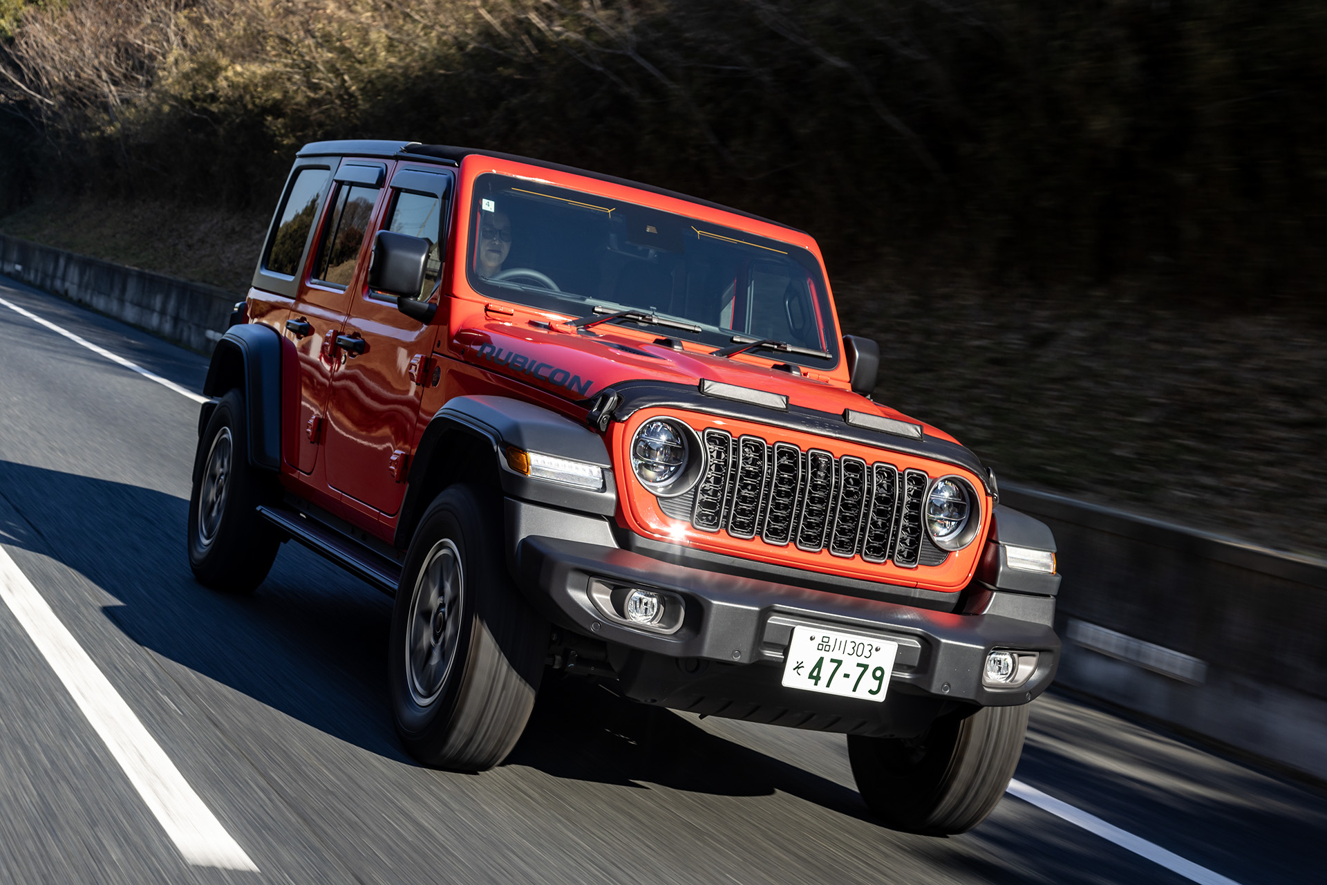 高速道路を走るラングラー