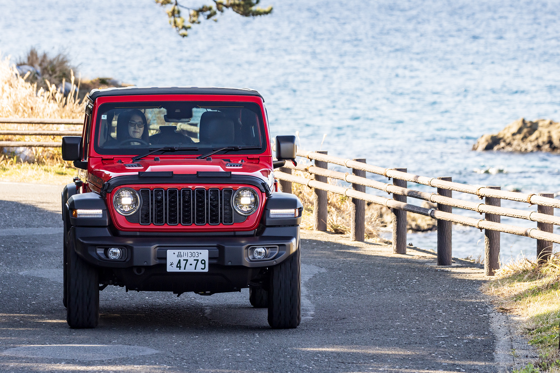 ラングラーで海沿いをのんびりと走る