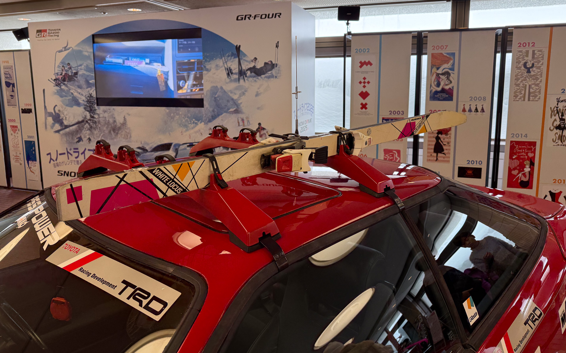 ST165セリカに積まれたスキー板は昔懐かしいタイプ