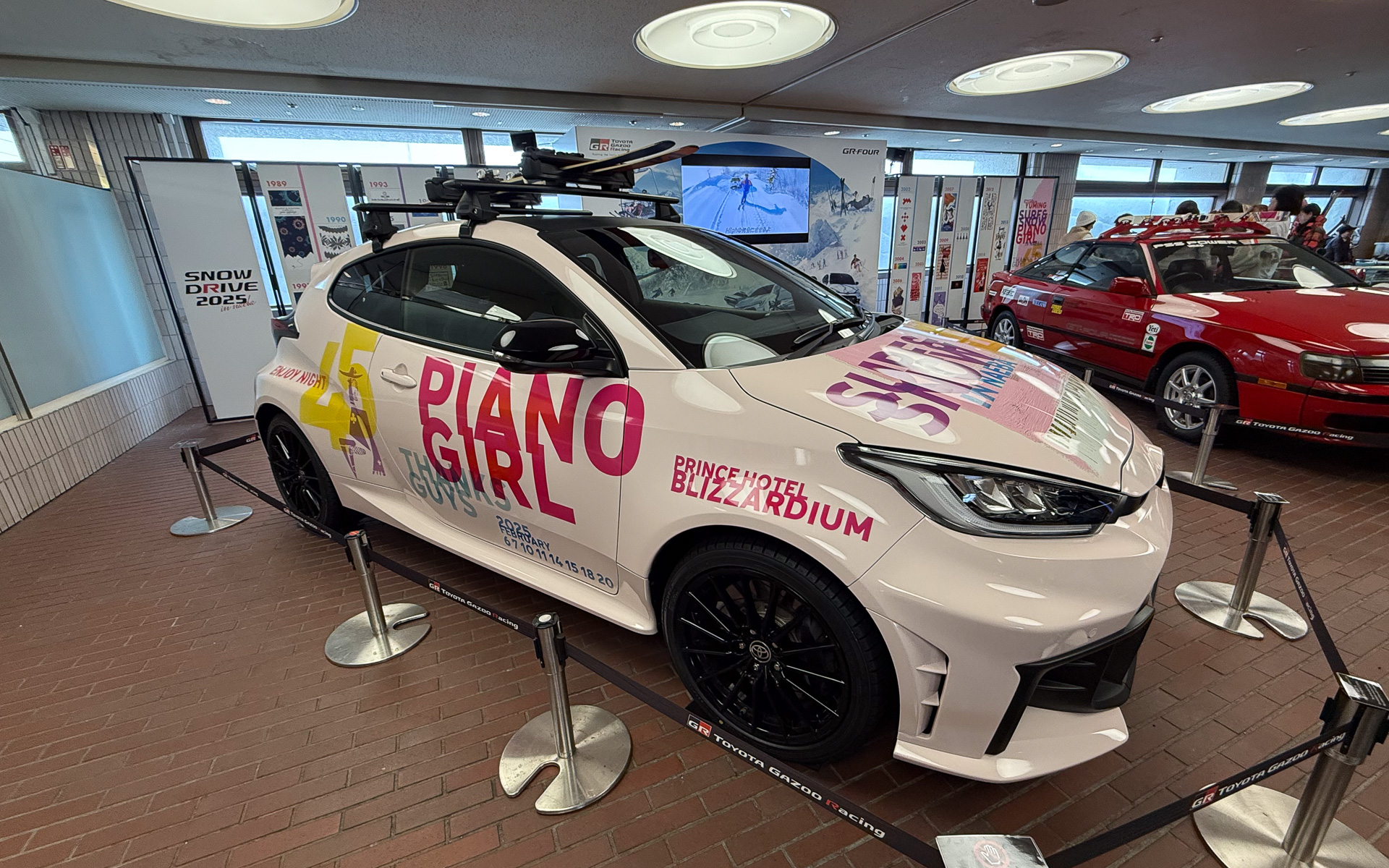 GRヤリスは今回のコンサートに合わせたカラーリングになっている