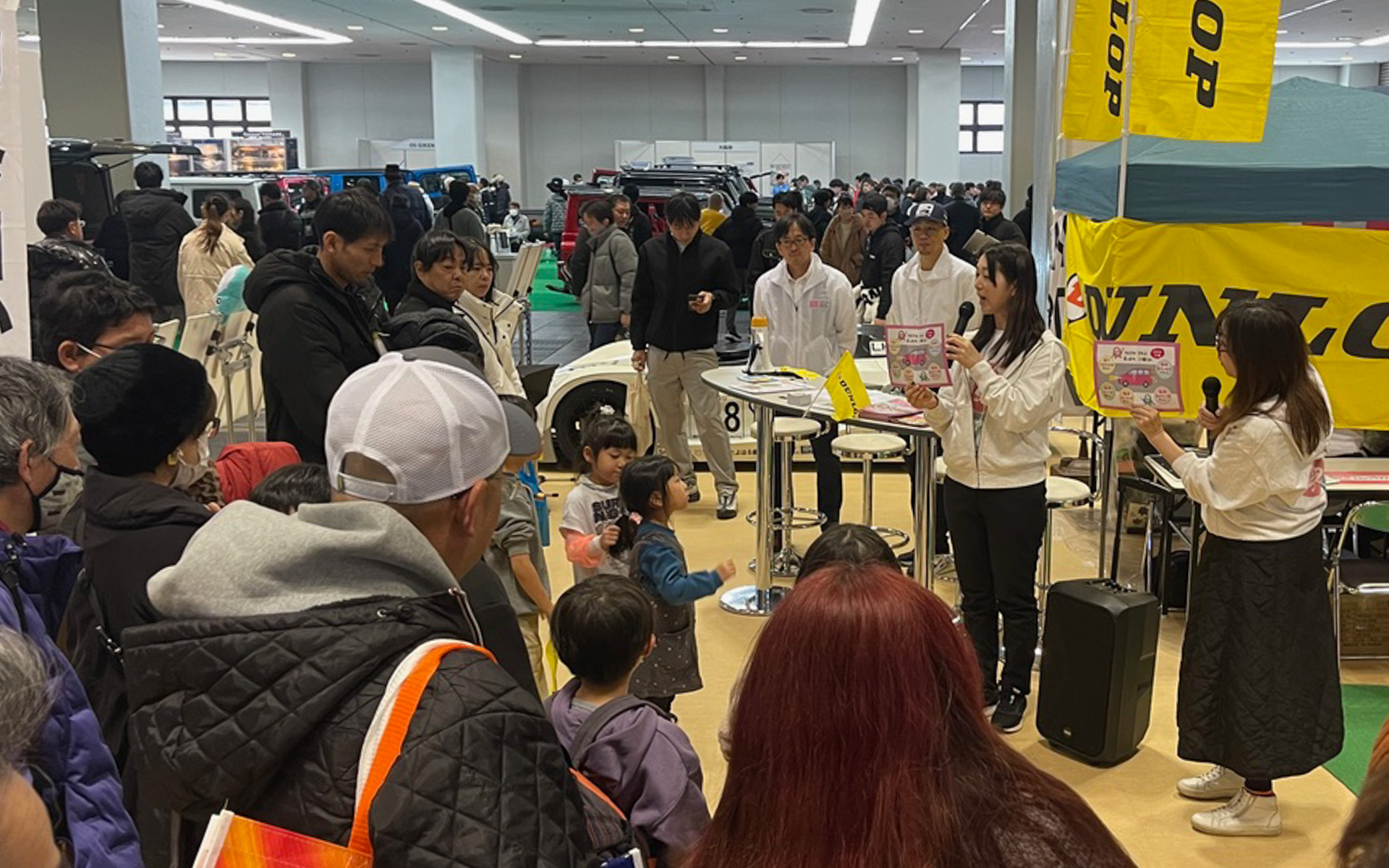 「くるくる交通安全トークショー」は1日3回開催し、毎回たくさんの皆さんにご参加いただいてうれしい限り。小さな子供向けの交通安全ブック「くるくる交通安全大作戦！」からクイズを出すと、はーいと手を挙げて答えてくれました。大人の皆さんも最後まで熱心に聞いてくださってありがたかったです