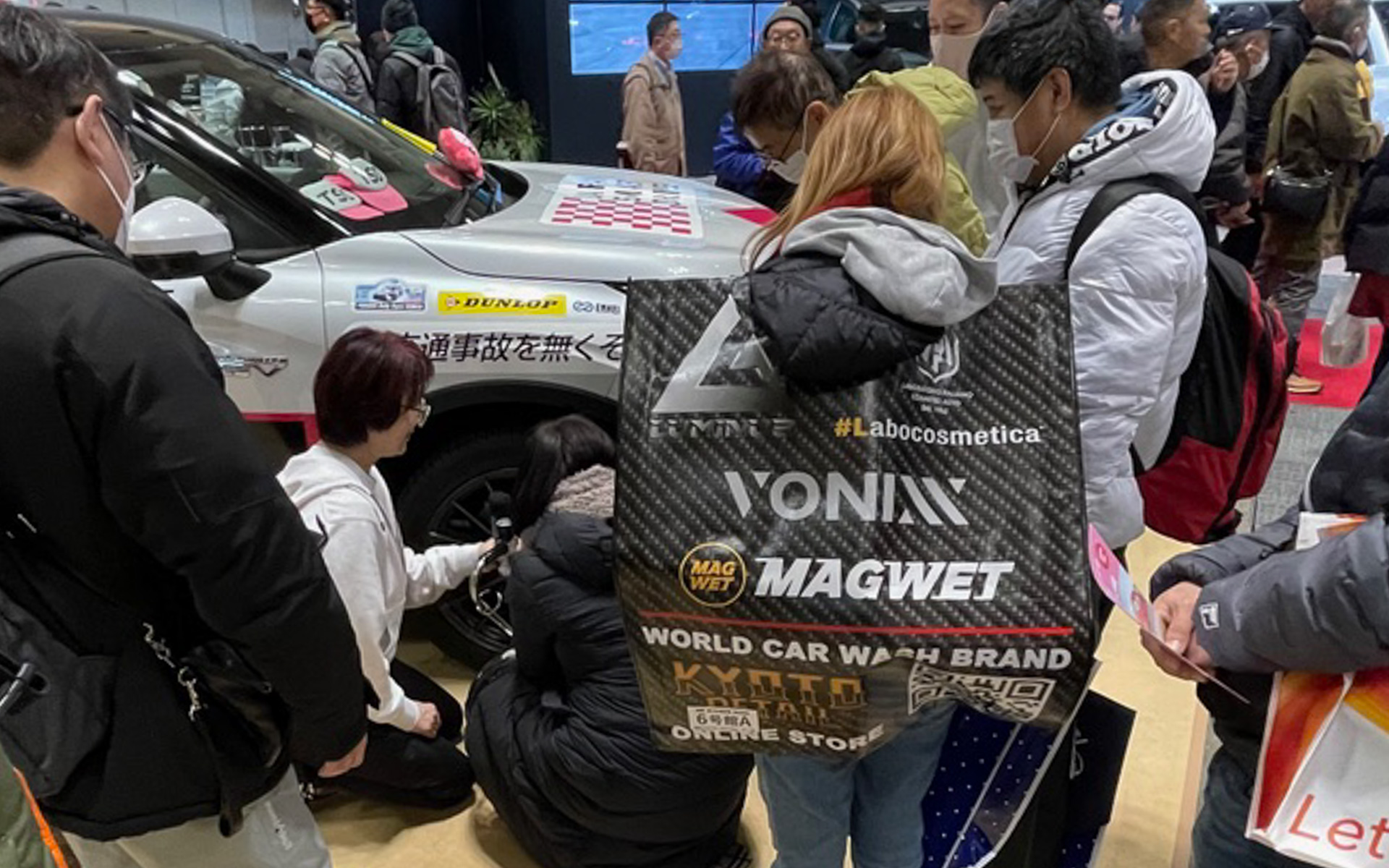 「やってみよう！タイヤチェック」では、そのクルマの適正空気圧をどこで見ればいい？　という初歩から、タイヤゲージを使って空気圧をチェックし、空気を抜いたり入れたりするところまで実際に参加者にやってもらいます。「意外と簡単ですね」という感想が多くて、きっと次回から自分でできるようになると思います