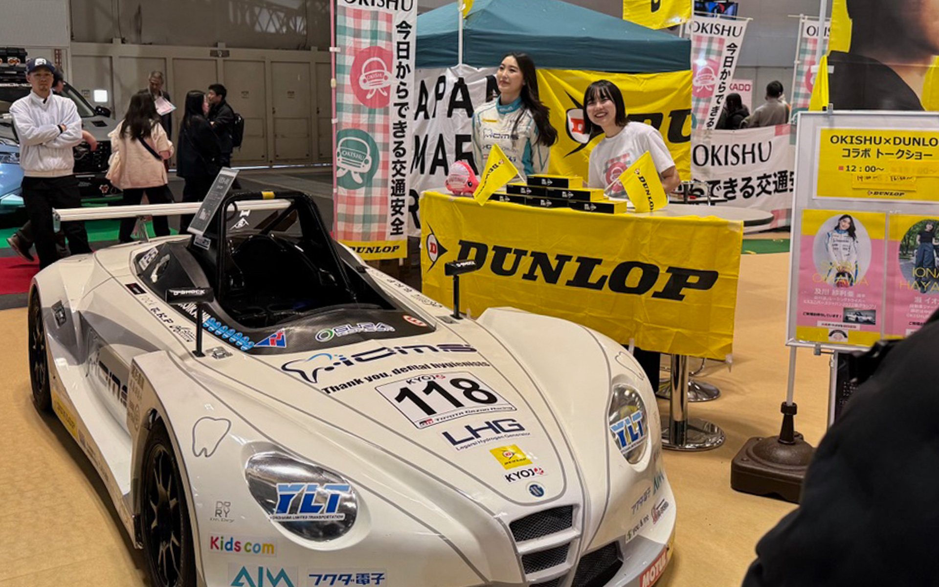 「OKISHU×DUNLOPコラボトークショー」では、昨年度のKYOJO CUPに参戦していた及川紗利亜さんがゲストで来てくださり、自動車ライターの瀬イオナさんがMCとしていろんなお話を聞いてくれました