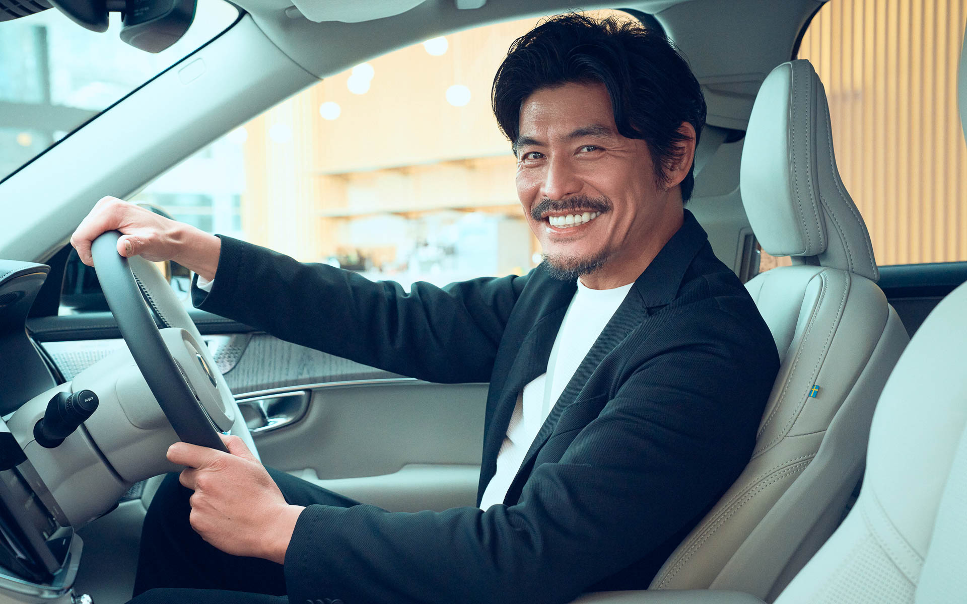 坂口憲二さんは1975年11月8日生まれ、東京都出身の俳優。1999年からファッション誌「MEN’S CLUB」のレギュラーモデルを務める。同年10月にドラマ「ベストフレンド」でドラマデビュー。以降、ドラマ「医龍」シリーズ、ドラマ「最後から二番目の恋」シリーズ、ドラマ「池袋ウエストゲートパーク」、ドラマ「天体観測」、ドラマ「いつもふたりで」、映画「機関車先生」などに出演。2018年に病気の治療に専念するため、芸能活動の無期限休止を発表。その後、西海岸で出会ったコーヒー文化の魅力に目覚め焙煎士としてのキャリアを開始。2019年に「ザ ライジングサン コーヒー」を立ち上げ、代表兼ロースターとなる。2023年に俳優業へ復帰し、俳優・実業家としてマルチに活動している