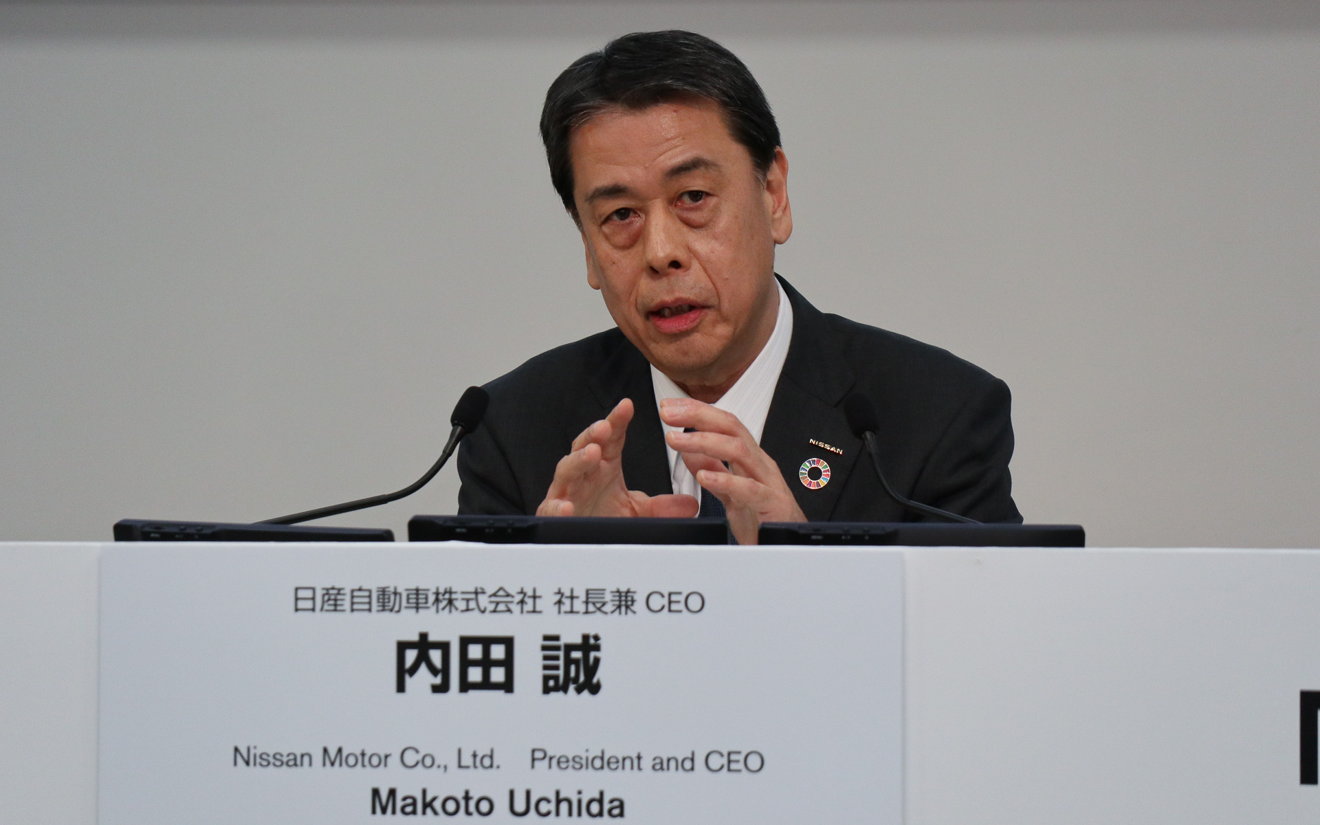 質疑応答で回答する内田社長