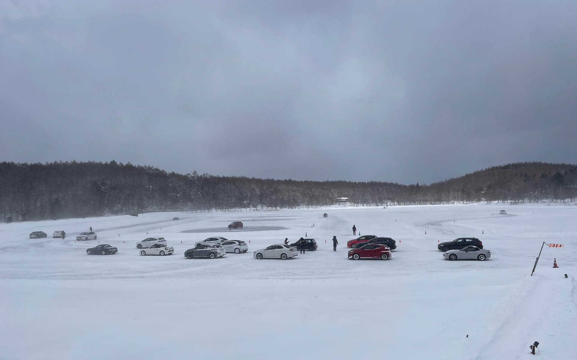 女神湖はしっかり厚い氷が張って22台のクルマが氷上を舞うように走った。遠くは京都からもいつものメンバーが参加してくれた