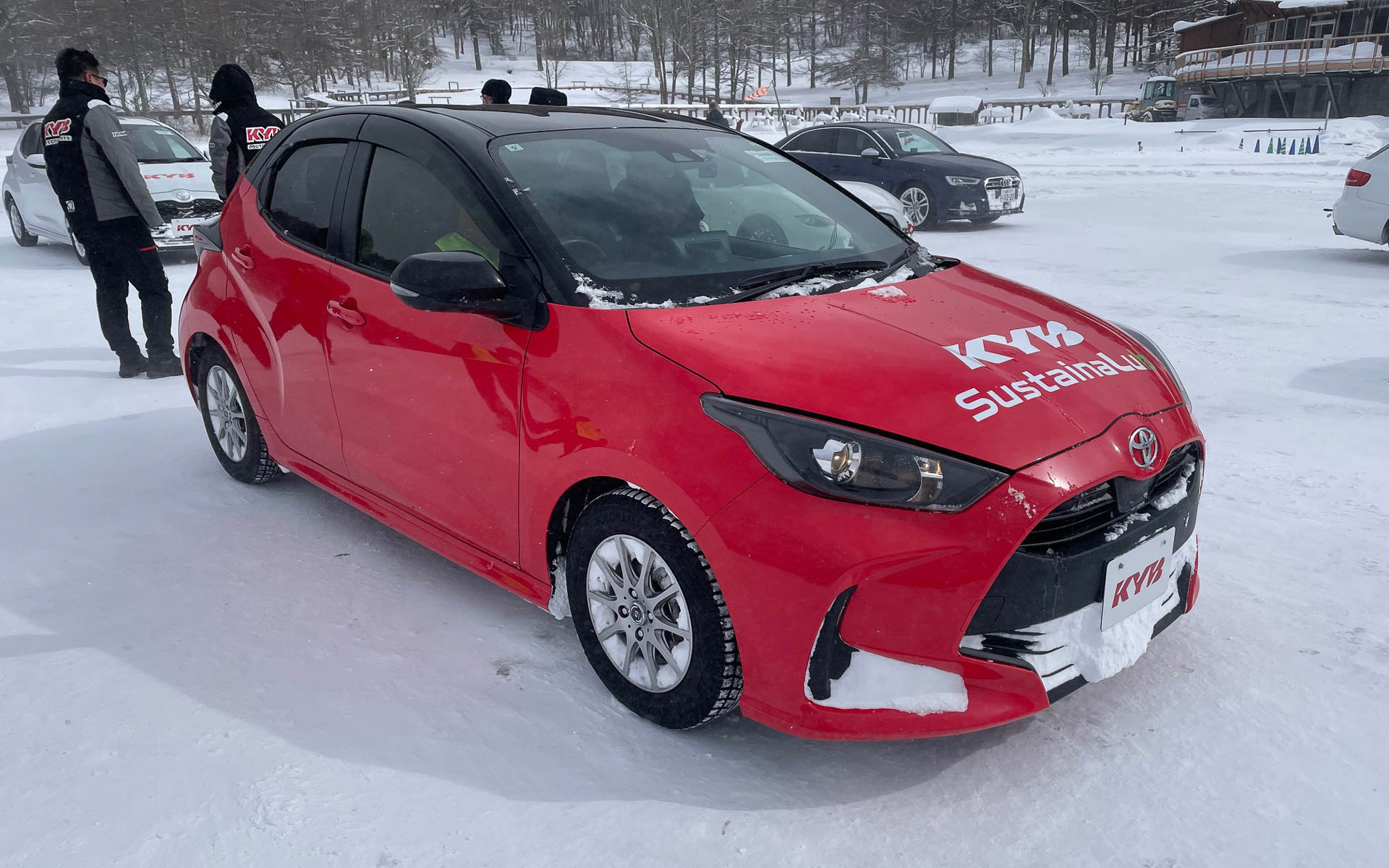 サステナルブオイルを入れたヤリス。サステナルブオイルとはショックアブソーバーの作動油の名称で石油に依存しない環境に優しいオイルだが、それだけではなく性能にもいい影響を与える