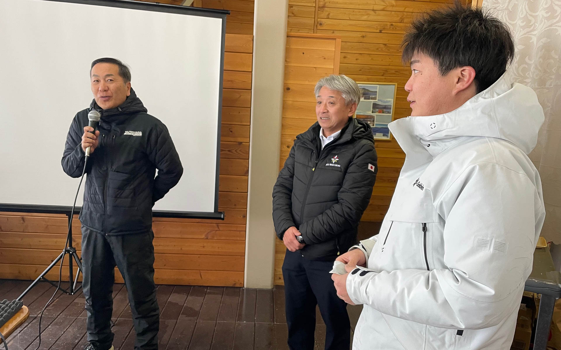 ゲストインストラクター。左からおなじみの奴田原選手、いつも変わらない笑顔の片山右京さん、天賦の才を持った新井大輝選手（天賦の才を持ったドライバーがスポンサーを熱烈募集中です）