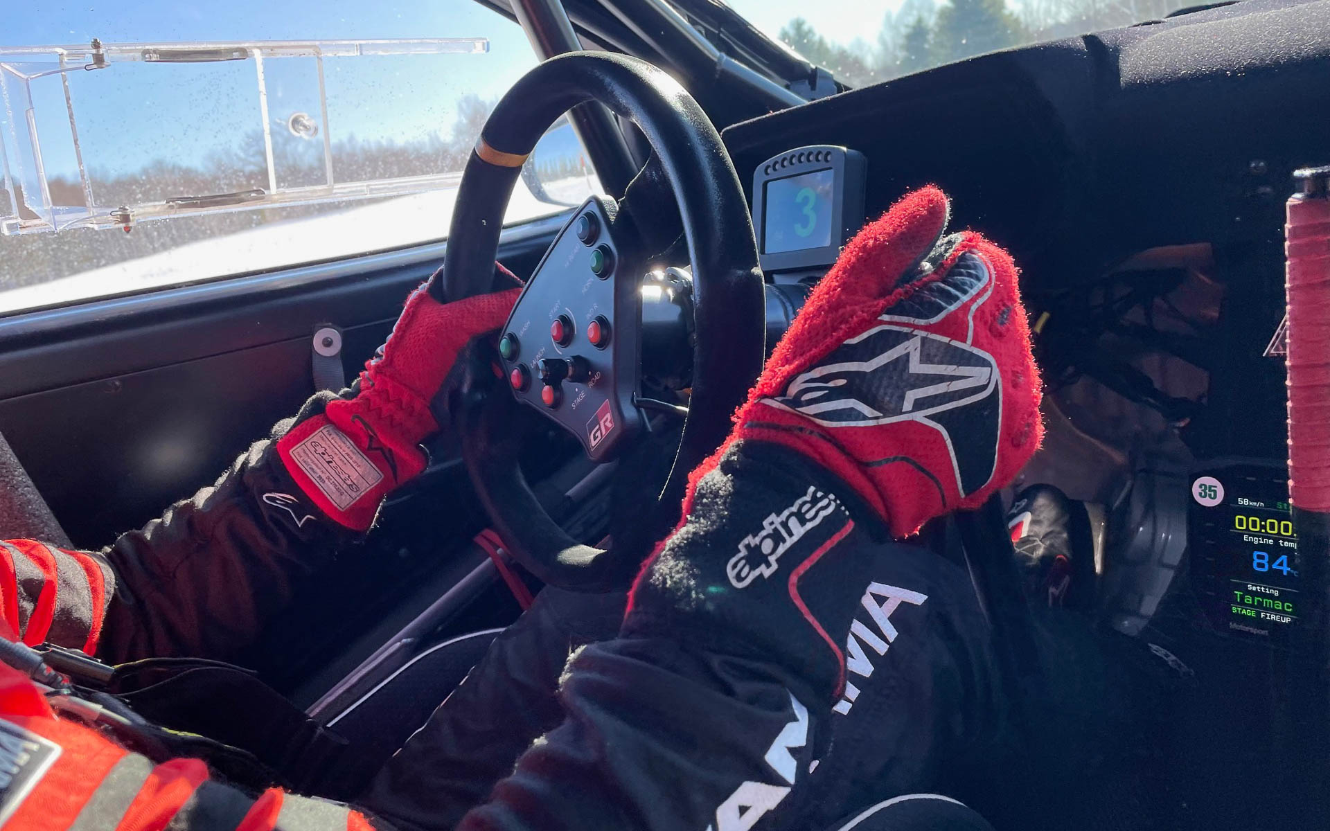 女神湖ではないが奴田原選手のドライブするGRヤリスラリー2。コ・ドライバー席に乗せてもらい雪原を疾走中。感激！