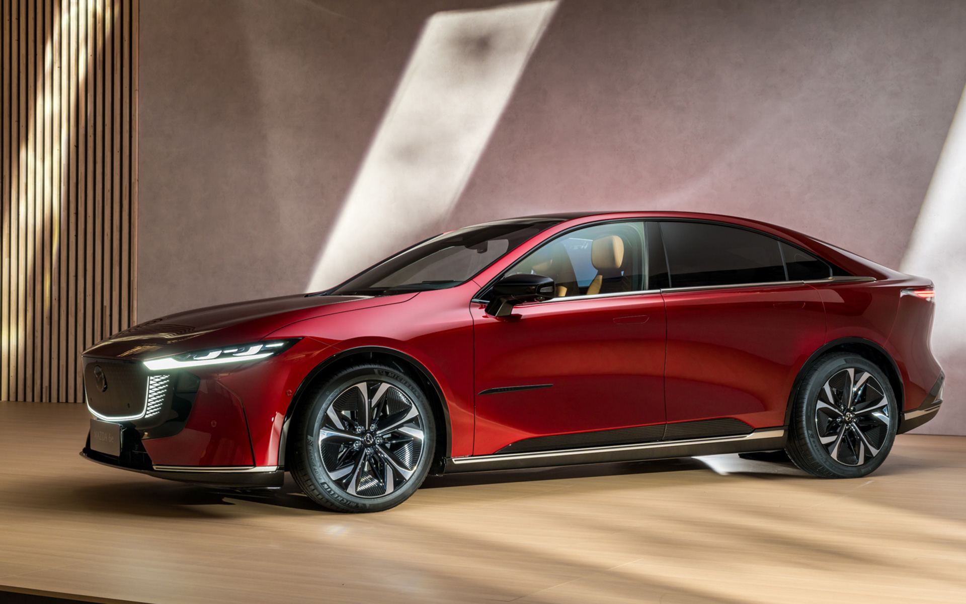 新型バッテリEV「MAZDA6e」