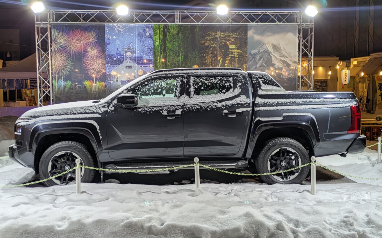旭川の冬まつりで展示されていた三菱自動車の「トライトン」ですが、うっすらと雪が積もってオフローダーの雰囲気が出てますよね～