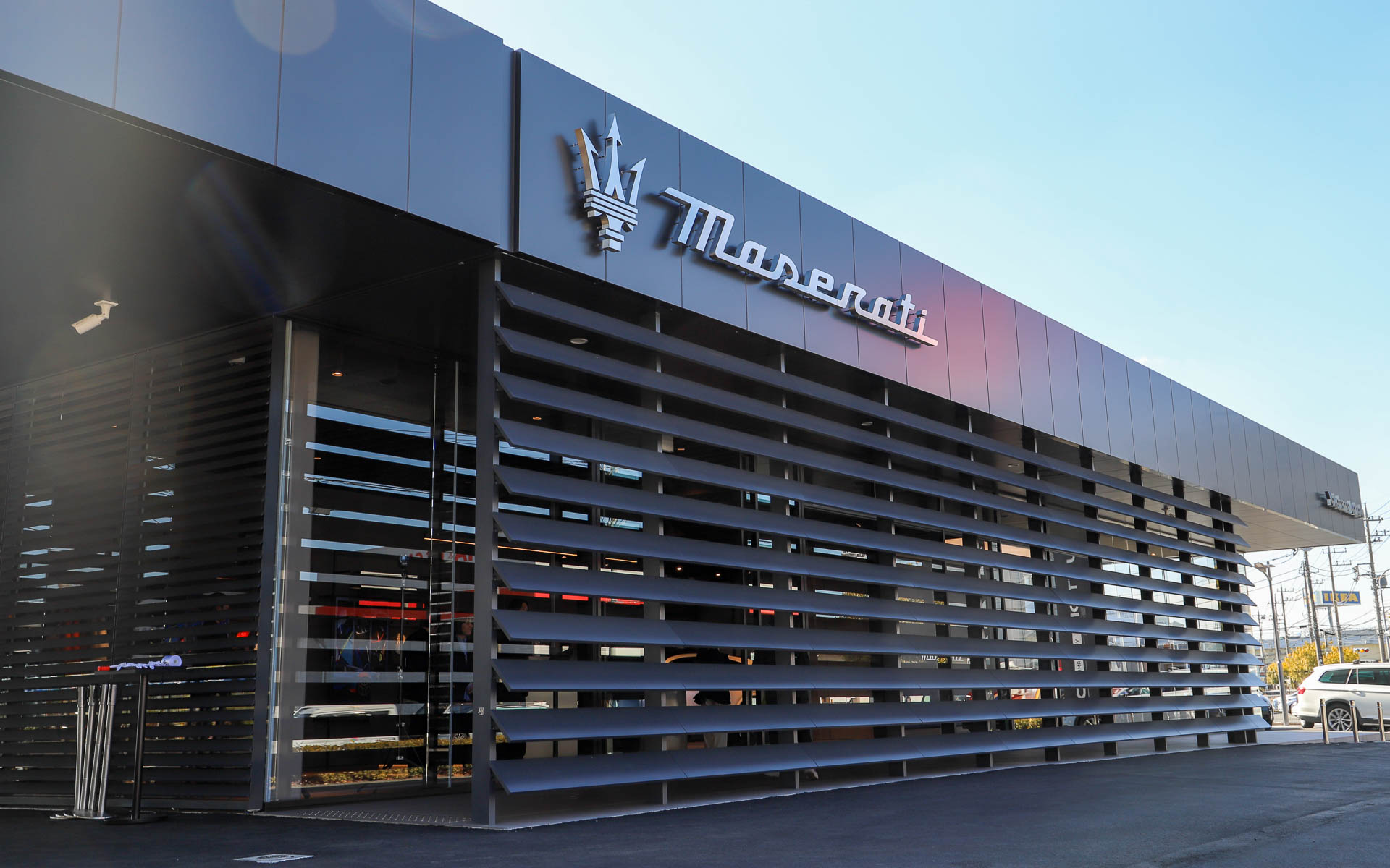 マセラティ横浜港北の外観