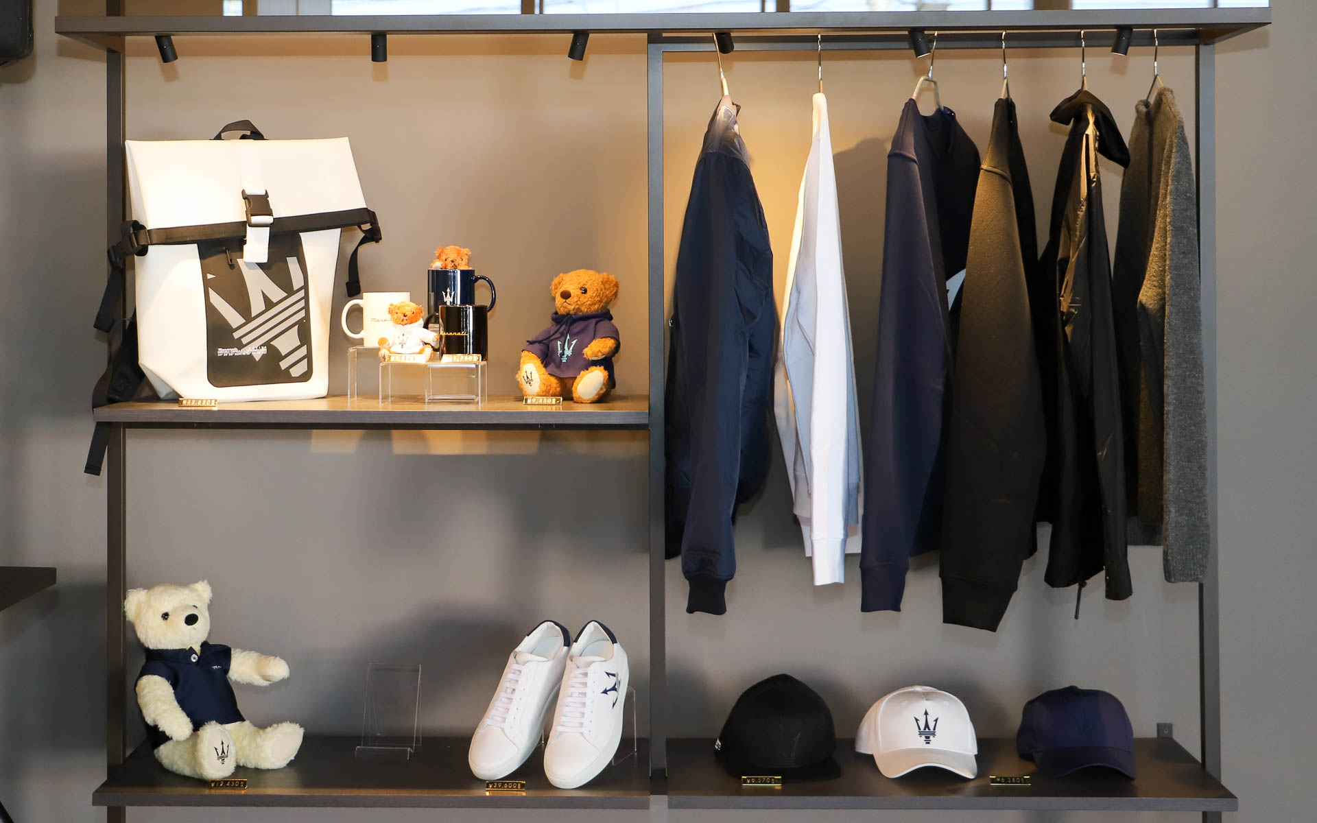 店内の壁面にはアパレルのほか、ボディカラー見本、ハンドクラフトレザーのサンプルなどが並ぶ。このほか、個室のコンサルテーションルームが用意され、最先端のMXE 3Dデジタルコンフィギュレーターを大型スクリーンで体験できる