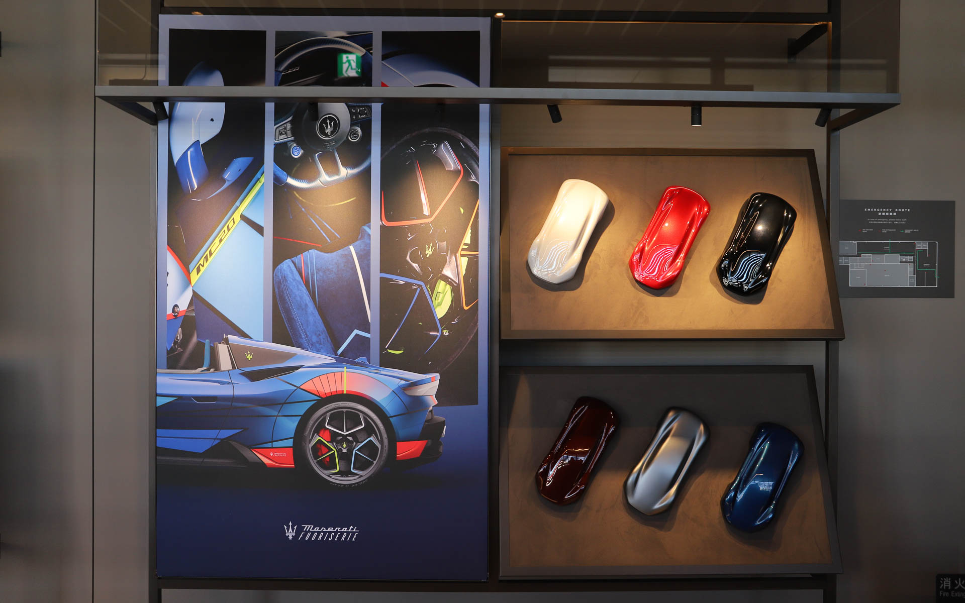 店内の壁面にはアパレルのほか、ボディカラー見本、ハンドクラフトレザーのサンプルなどが並ぶ。このほか、個室のコンサルテーションルームが用意され、最先端のMXE 3Dデジタルコンフィギュレーターを大型スクリーンで体験できる