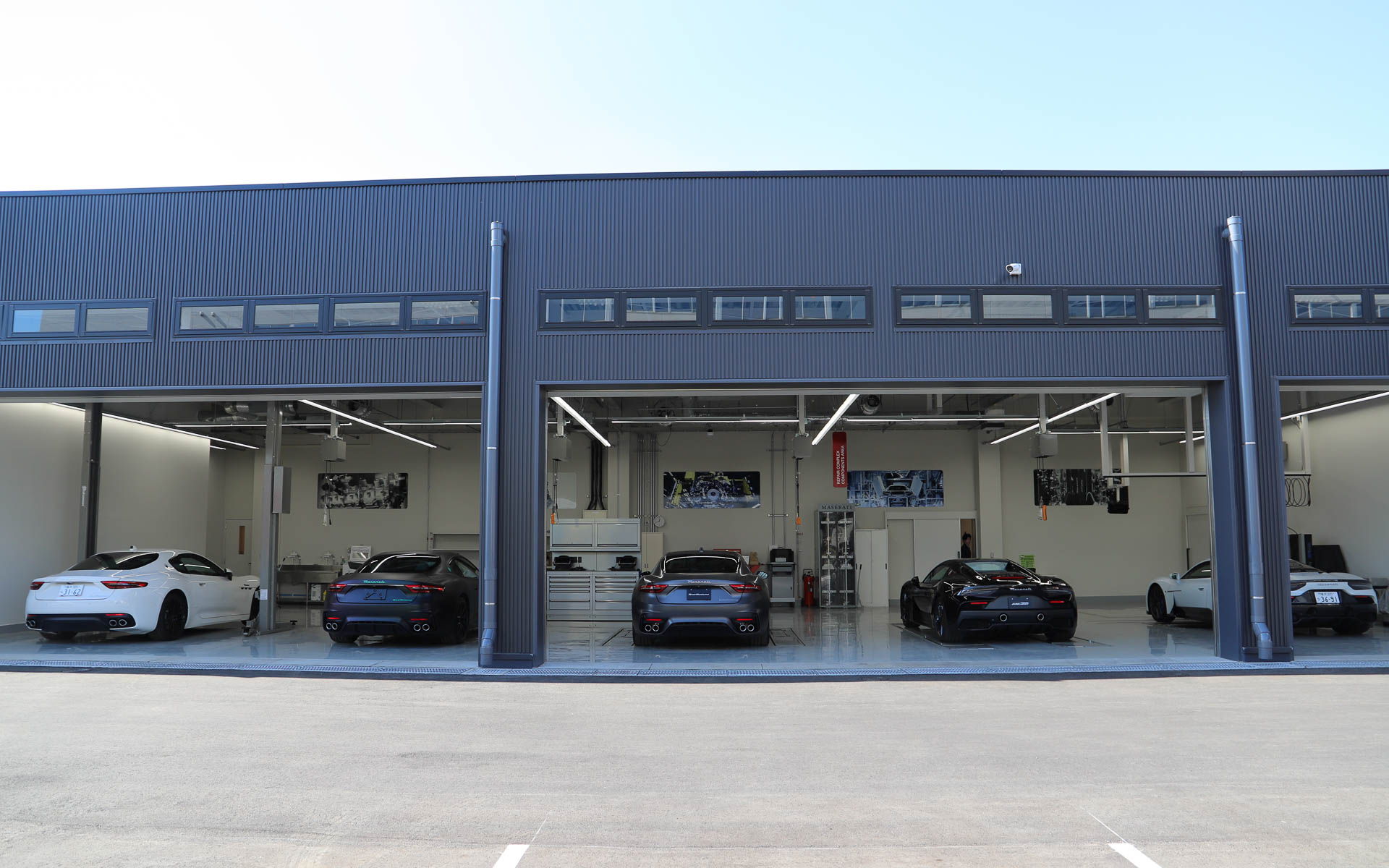 ショールーム裏側に配置されているワークショップは、検査ライン1基、最大で3.4tまで対応可能な最新のリフトを3基、通常のリフトを1基完備