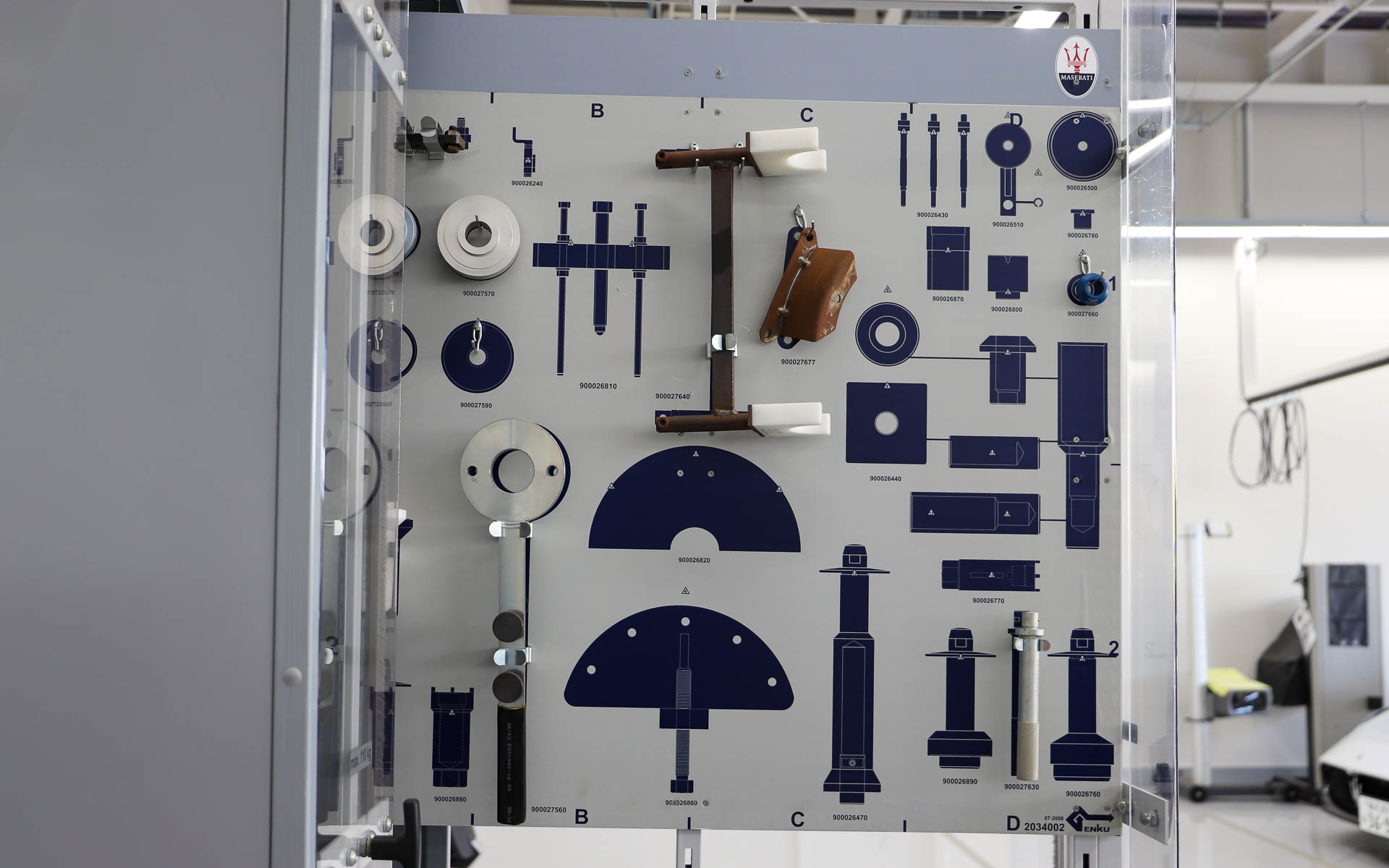 ショールーム裏側に配置されているワークショップは、検査ライン1基、最大で3.4tまで対応可能な最新のリフトを3基、通常のリフトを1基完備