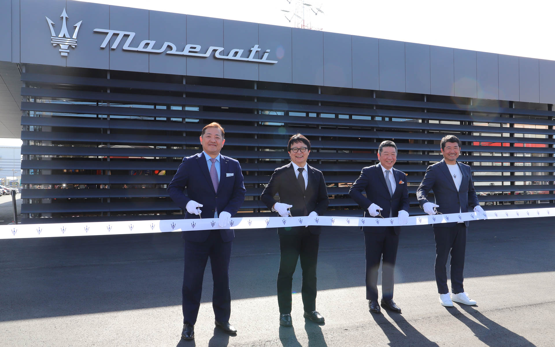 テープカットが行なわれた。左からマセラティ横浜港北 店長 馬場義隆氏、双日オートグループジャパン株式会社 代表取締役社長 髙橋達雄氏、マセラティ ジャパン株式会社 代表取締役 兼 日本・韓国統括責任者 木村隆之氏、KEN OKUYAMA DESIGN 代表 奥山清行氏