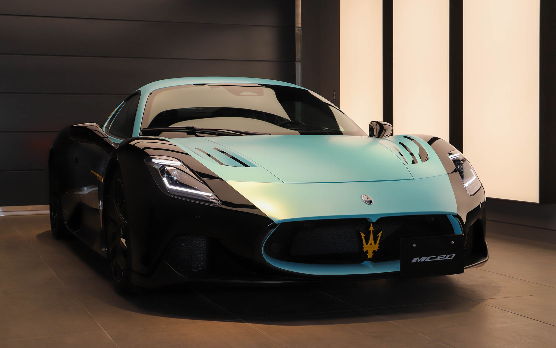 2024年6月に発表されたマセラティのレースシーン復帰20周年を祝うMC20の特別仕様車。世界限定20台。ボディカラーにはヴィタフォンレーシングチームの「MC12 GT1」のボディカラーを踏襲したネロ・エッセンツァとデジタル・ミント・マットを採用。ボディサイズは4670×1965×1220mm（全長×全幅×全高）。最高出力463kW（630PS）/7500rpm、最大トルク730Nm/3000-5750rpmを発生するNettuno V型6気筒3.0リッターターボエンジンを搭載し、トランスミッションに8速DCTを組み合わせる。最高速は325km/h、0-100km/h加速は2.9秒。価格は4150万円