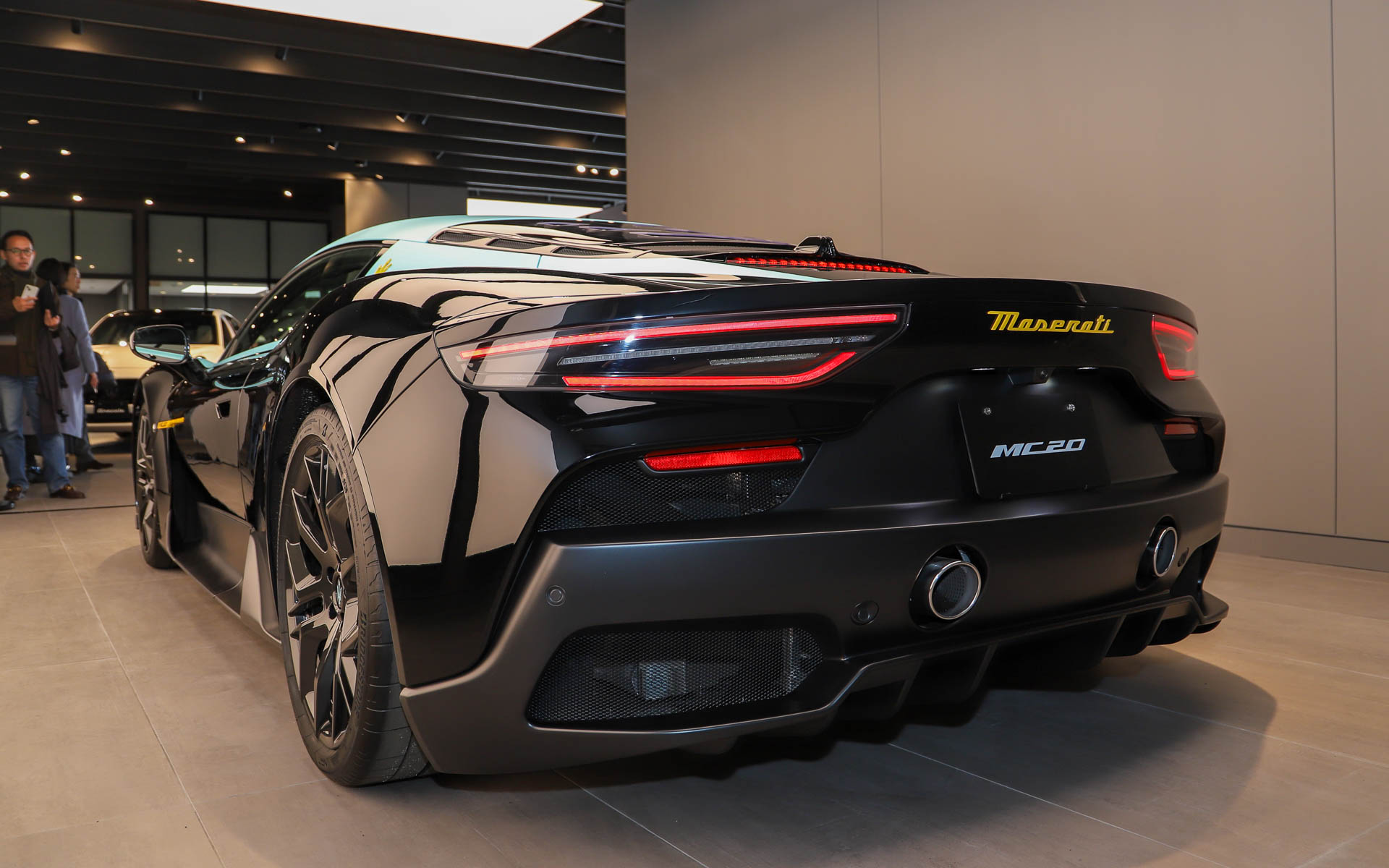 2024年6月に発表されたマセラティのレースシーン復帰20周年を祝うMC20の特別仕様車。世界限定20台。ボディカラーにはヴィタフォンレーシングチームの「MC12 GT1」のボディカラーを踏襲したネロ・エッセンツァとデジタル・ミント・マットを採用。ボディサイズは4670×1965×1220mm（全長×全幅×全高）。最高出力463kW（630PS）/7500rpm、最大トルク730Nm/3000-5750rpmを発生するNettuno V型6気筒3.0リッターターボエンジンを搭載し、トランスミッションに8速DCTを組み合わせる。最高速は325km/h、0-100km/h加速は2.9秒。価格は4150万円