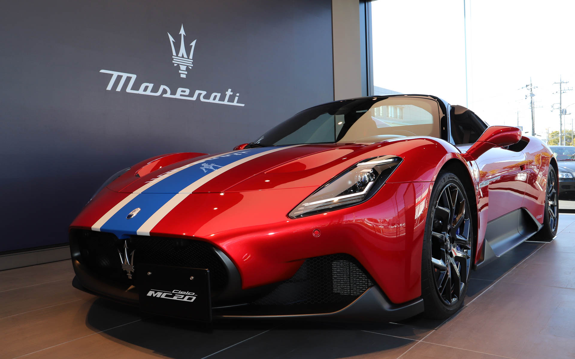 2024年11月に発表された日本専用のスペシャルエディション。限定台数は2台。レースへのオマージュとして誕生し、1950年代後半に活躍した「350S」からインスピレーションを受け、「勝利の赤」を基調に青と白の3色ストライプを採用。ボディサイズは4670×1965×1215mm(全長×全幅×全高)。最高出力463kW(630PS)/7500rpm、最大トルク730Nm/3000-5750rpmを発生するNettuno V型6気筒3.0リッターターボエンジンを搭載し、トランスミッションに8速DCTを組み合わせる。最高速は320km/h、0-100km/h加速は3.0秒。価格は4886万円