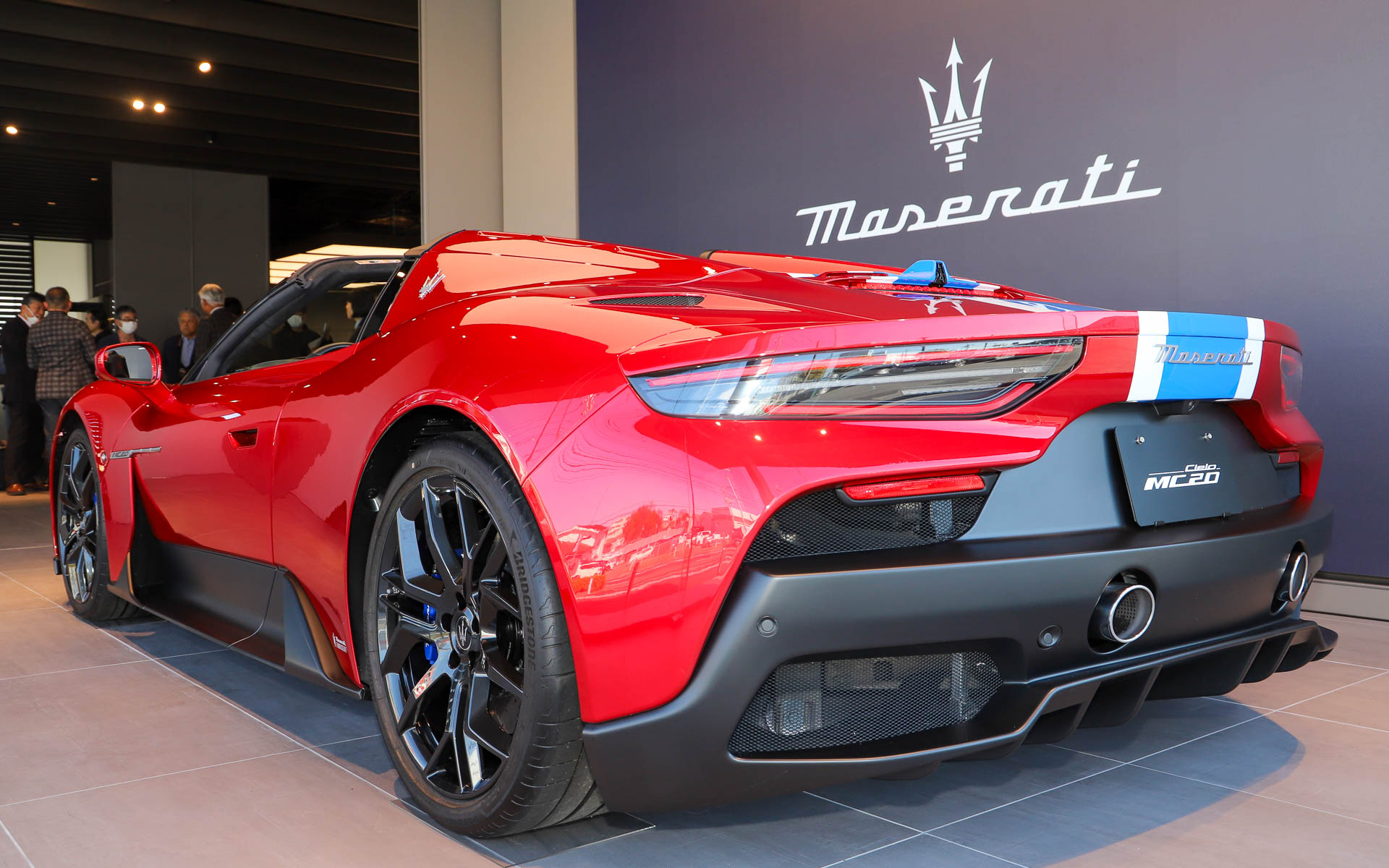 2024年11月に発表された日本専用のスペシャルエディション。限定台数は2台。レースへのオマージュとして誕生し、1950年代後半に活躍した「350S」からインスピレーションを受け、「勝利の赤」を基調に青と白の3色ストライプを採用。ボディサイズは4670×1965×1215mm(全長×全幅×全高)。最高出力463kW(630PS)/7500rpm、最大トルク730Nm/3000-5750rpmを発生するNettuno V型6気筒3.0リッターターボエンジンを搭載し、トランスミッションに8速DCTを組み合わせる。最高速は320km/h、0-100km/h加速は3.0秒。価格は4886万円