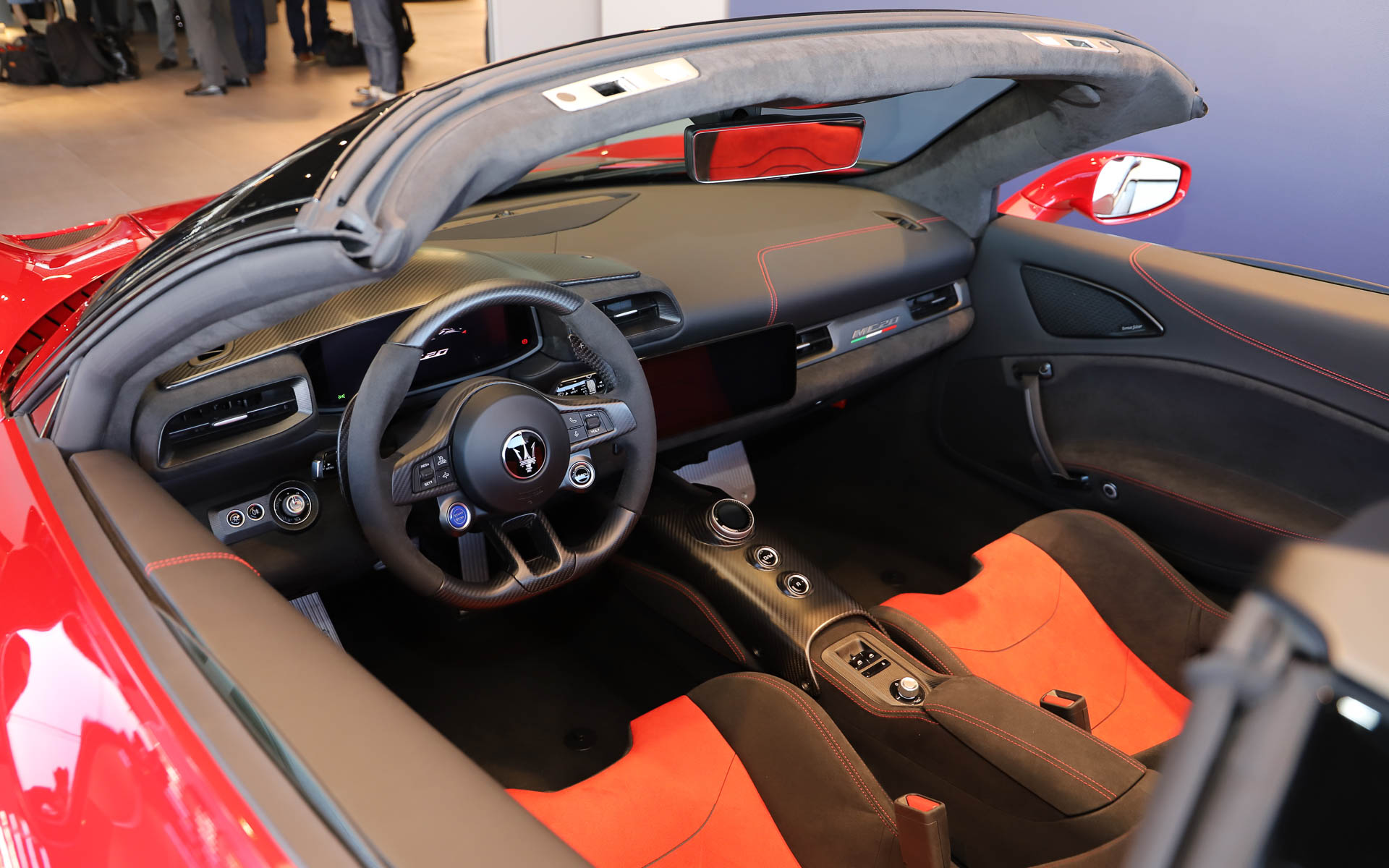 2024年11月に発表された日本専用のスペシャルエディション。限定台数は2台。レースへのオマージュとして誕生し、1950年代後半に活躍した「350S」からインスピレーションを受け、「勝利の赤」を基調に青と白の3色ストライプを採用。ボディサイズは4670×1965×1215mm(全長×全幅×全高)。最高出力463kW(630PS)/7500rpm、最大トルク730Nm/3000-5750rpmを発生するNettuno V型6気筒3.0リッターターボエンジンを搭載し、トランスミッションに8速DCTを組み合わせる。最高速は320km/h、0-100km/h加速は3.0秒。価格は4886万円