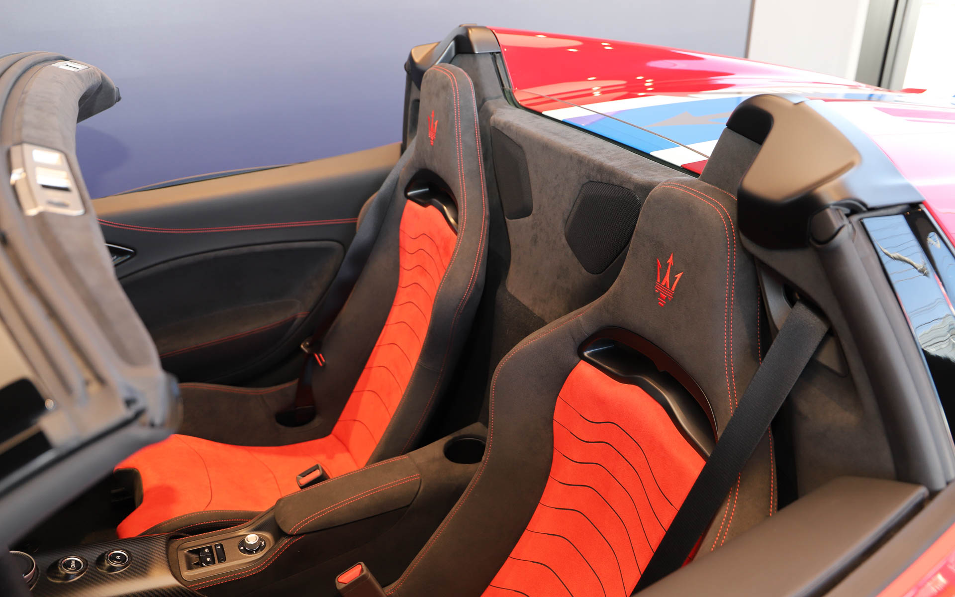 2024年11月に発表された日本専用のスペシャルエディション。限定台数は2台。レースへのオマージュとして誕生し、1950年代後半に活躍した「350S」からインスピレーションを受け、「勝利の赤」を基調に青と白の3色ストライプを採用。ボディサイズは4670×1965×1215mm(全長×全幅×全高)。最高出力463kW(630PS)/7500rpm、最大トルク730Nm/3000-5750rpmを発生するNettuno V型6気筒3.0リッターターボエンジンを搭載し、トランスミッションに8速DCTを組み合わせる。最高速は320km/h、0-100km/h加速は3.0秒。価格は4886万円