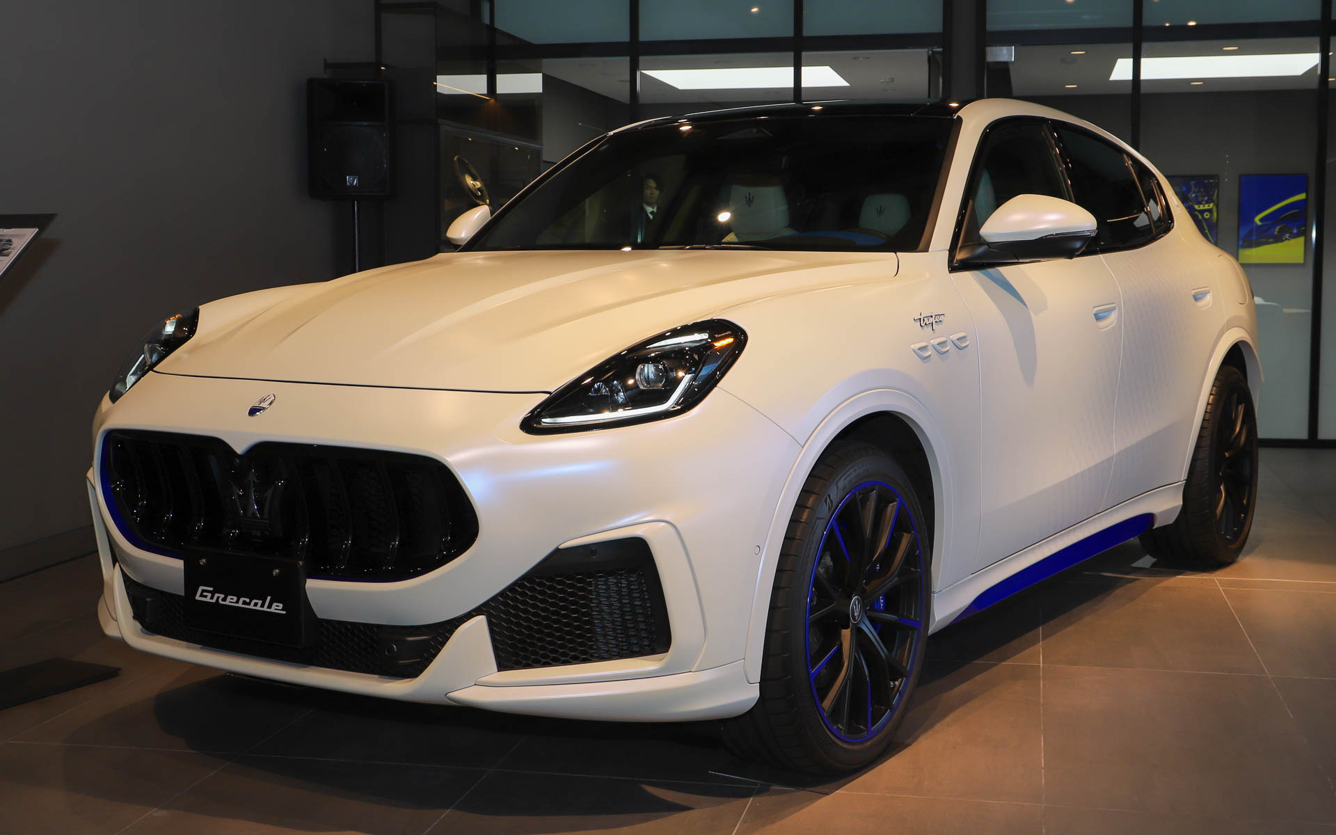 グレカーレ トロフェオ Pureness of Asia。世界限定1台のモデル。ボディサイズは4890×1980×1660mm（全長×全幅×全高）。最高出力390kW（530PS）/6500rpm、最大トルク620Nm/2750rpmを発生するNettuno V型6気筒3.0リッターターボエンジンを搭載し、トランスミッションに8速ATを組み合わせる。最高速は285km/h、0-100km/h加速は3.8秒。価格は2550万円