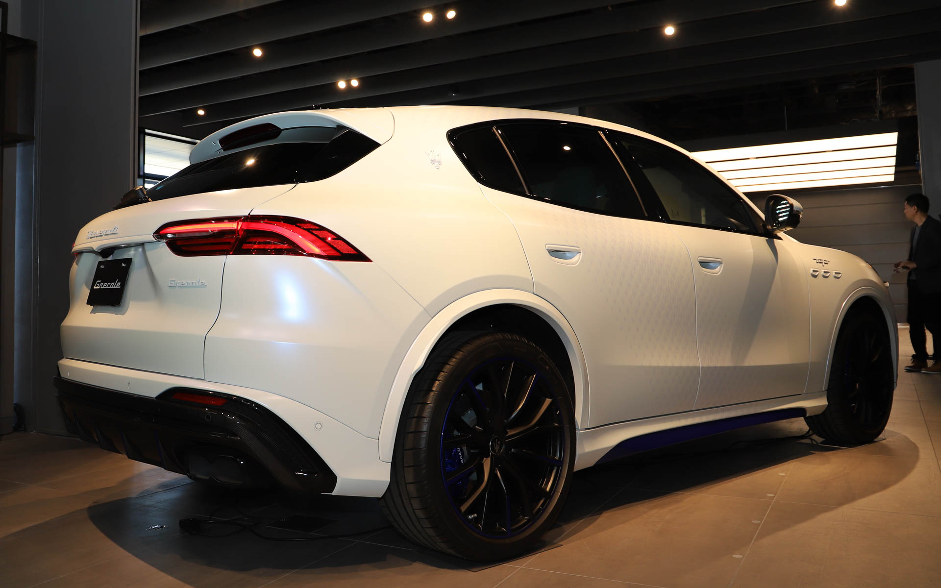 グレカーレ トロフェオ Pureness of Asia。世界限定1台のモデル。ボディサイズは4890×1980×1660mm（全長×全幅×全高）。最高出力390kW（530PS）/6500rpm、最大トルク620Nm/2750rpmを発生するNettuno V型6気筒3.0リッターターボエンジンを搭載し、トランスミッションに8速ATを組み合わせる。最高速は285km/h、0-100km/h加速は3.8秒。価格は2550万円