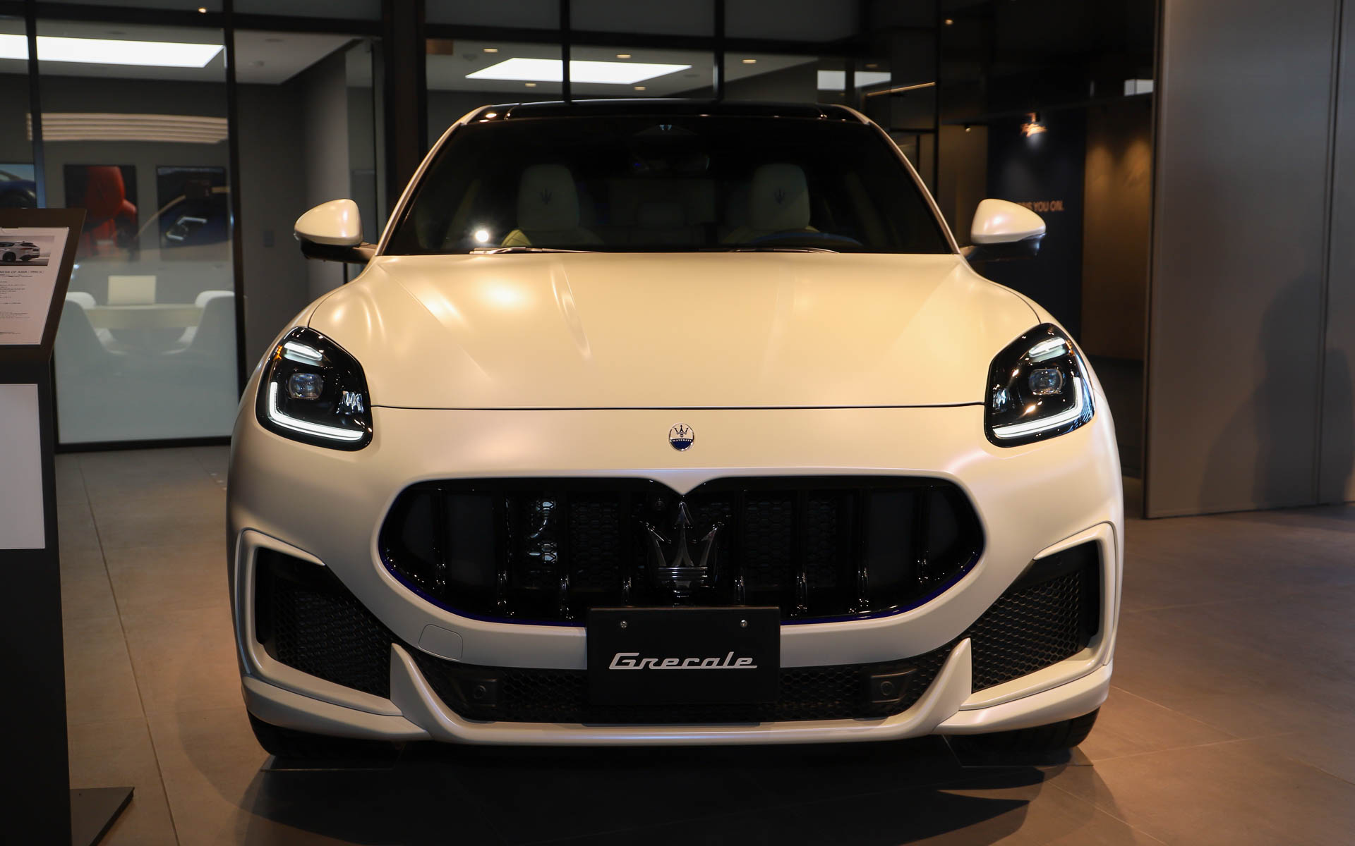 グレカーレ トロフェオ Pureness of Asia。世界限定1台のモデル。ボディサイズは4890×1980×1660mm（全長×全幅×全高）。最高出力390kW（530PS）/6500rpm、最大トルク620Nm/2750rpmを発生するNettuno V型6気筒3.0リッターターボエンジンを搭載し、トランスミッションに8速ATを組み合わせる。最高速は285km/h、0-100km/h加速は3.8秒。価格は2550万円