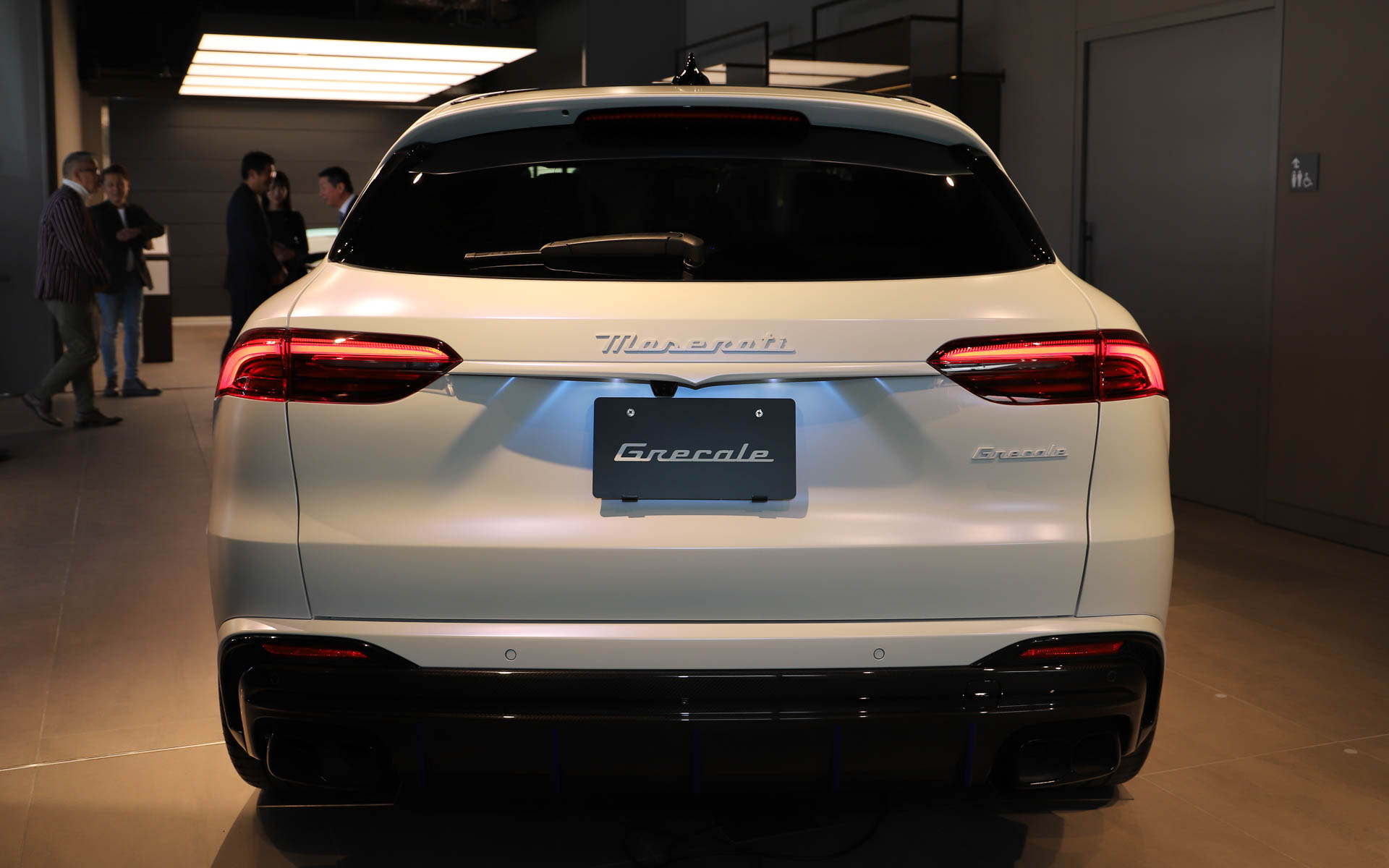 グレカーレ トロフェオ Pureness of Asia。世界限定1台のモデル。ボディサイズは4890×1980×1660mm（全長×全幅×全高）。最高出力390kW（530PS）/6500rpm、最大トルク620Nm/2750rpmを発生するNettuno V型6気筒3.0リッターターボエンジンを搭載し、トランスミッションに8速ATを組み合わせる。最高速は285km/h、0-100km/h加速は3.8秒。価格は2550万円