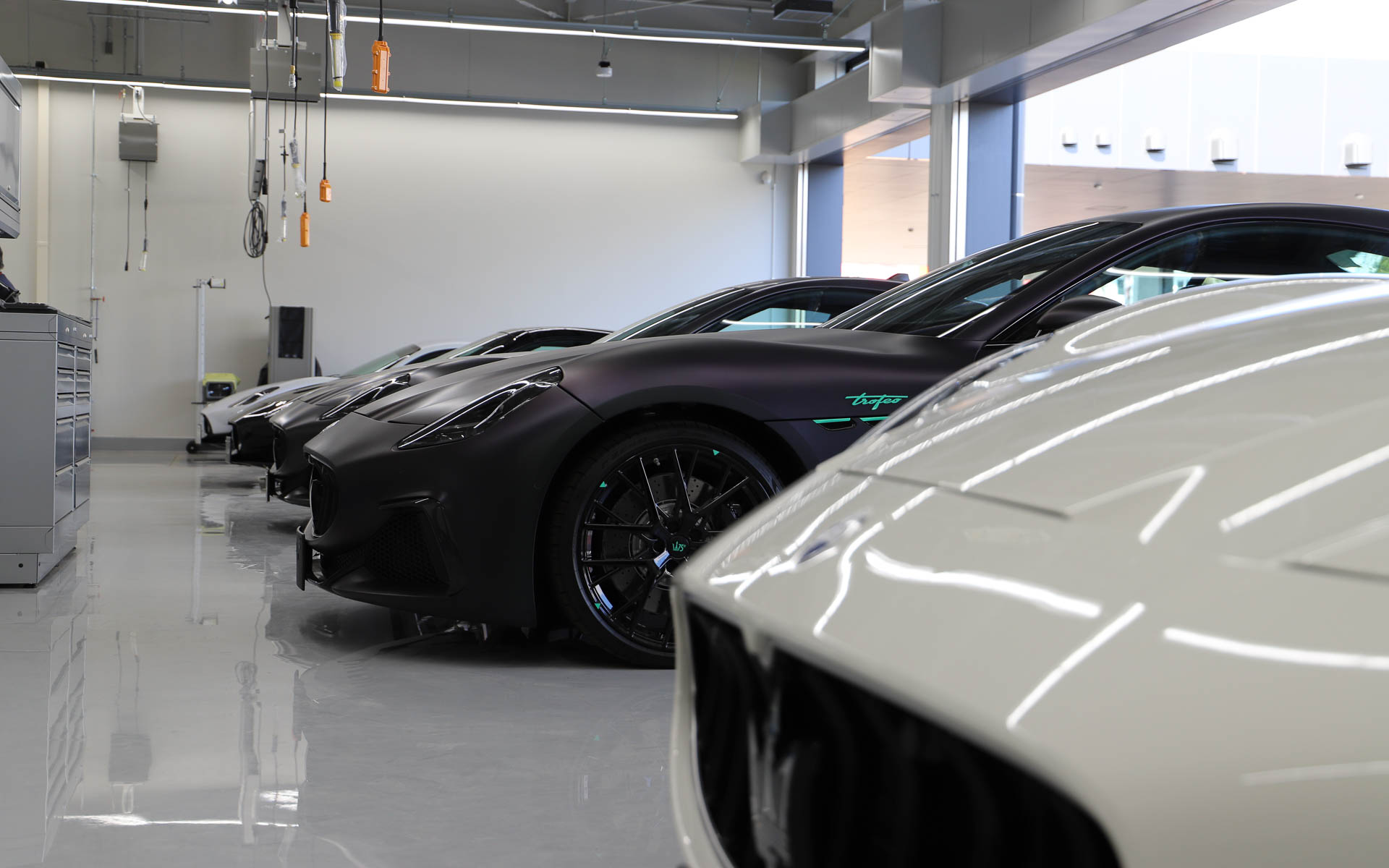 マセラティ横浜港北のワークショップに並ぶマセラティ車