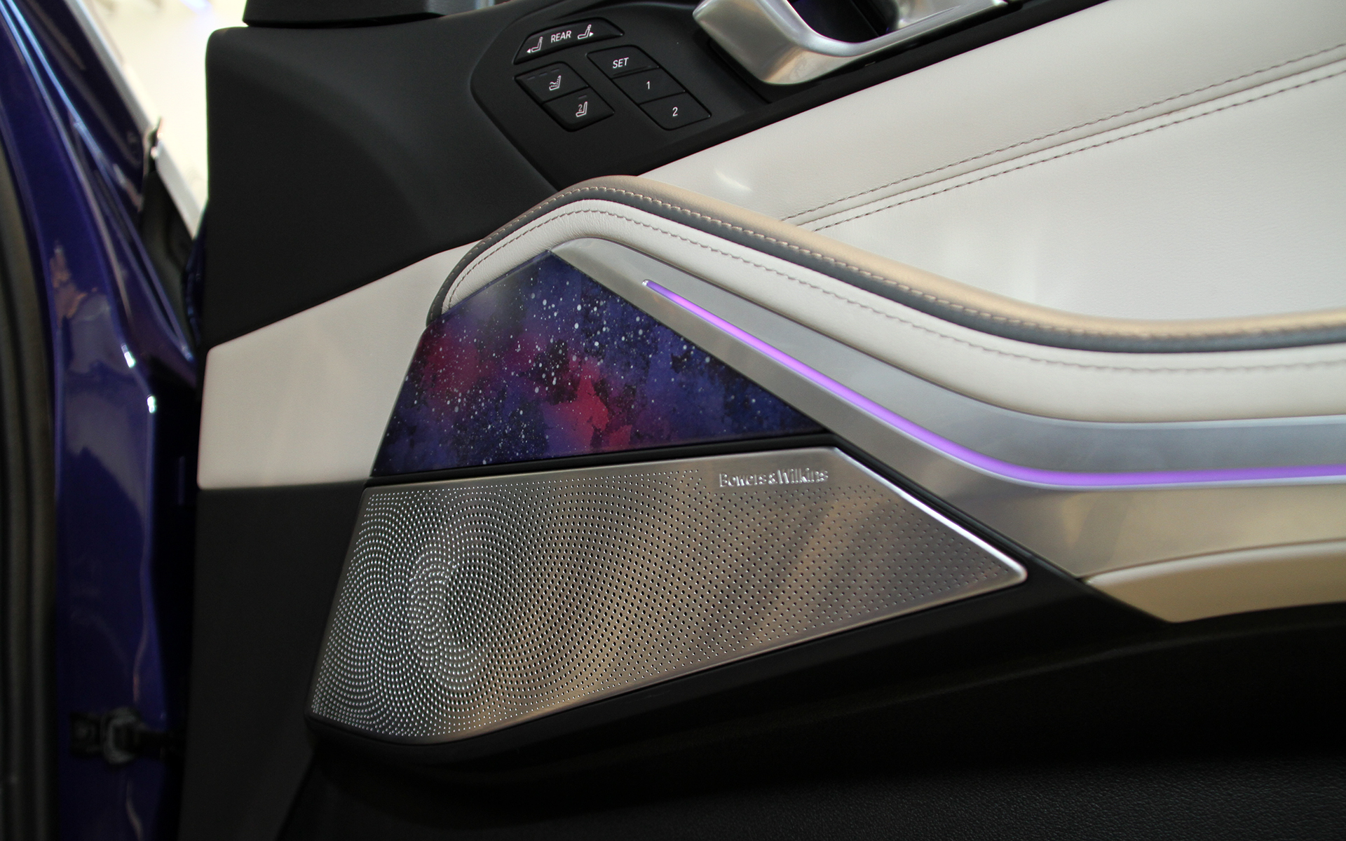 トリム、シフトスイッチ、iDriveコントローラーまわりは楽芸工房が仕上げ、広大な宇宙空間と煌めく星々を箔泊装飾で表現