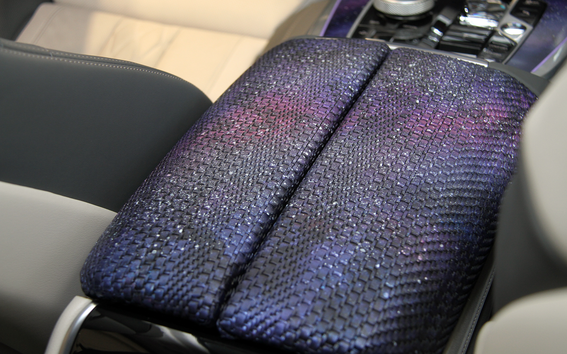 センターコンソールはkuska fabricと楽芸工房が担当し、宇宙空間の果てしない広がりを丹後織と箔装飾で表現。レザーの太さを変えることによって立体的な仕上がりにしているのが特徴