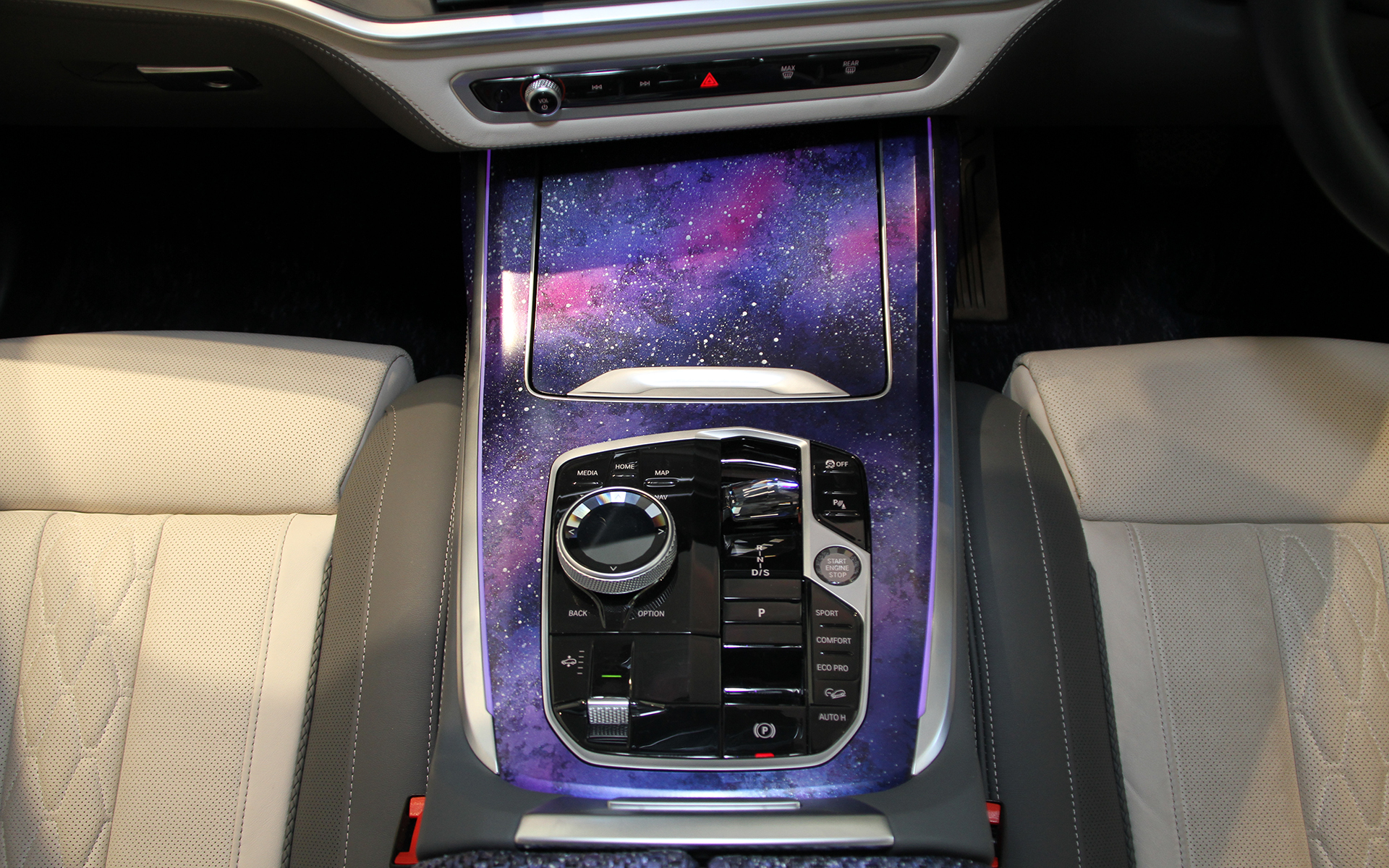 トリム、シフトスイッチ、iDriveコントローラーまわりは楽芸工房が仕上げ、広大な宇宙空間と煌めく星々を箔泊装飾で表現