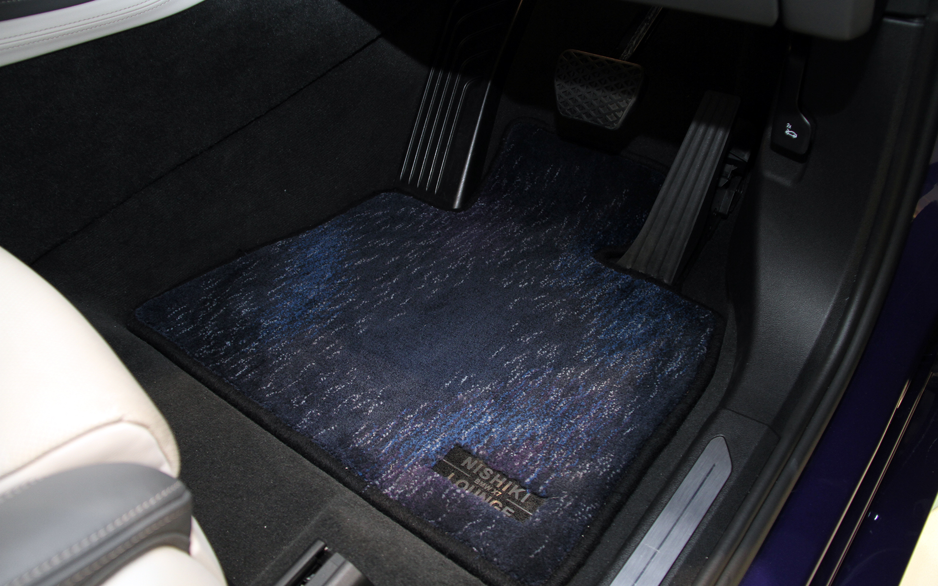 フロアマットは川島織物セルコンが仕上げた。宇宙を表現するため絣糸、紫、紺、黒の4色の中から選んだ5本を撚り合わせた7種類の撚糸を使用