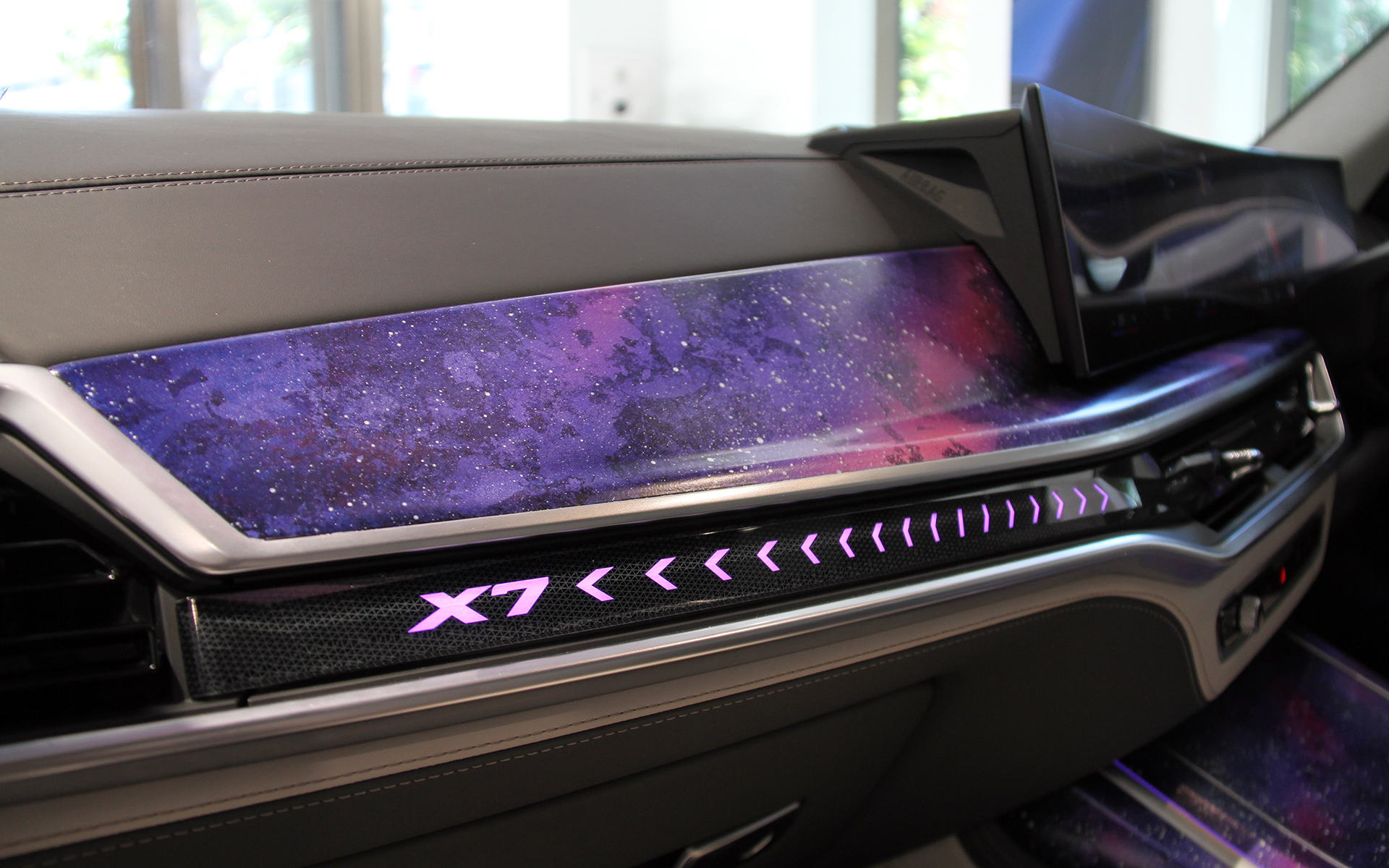 トリム、シフトスイッチ、iDriveコントローラーまわりは楽芸工房が仕上げ、広大な宇宙空間と煌めく星々を箔泊装飾で表現