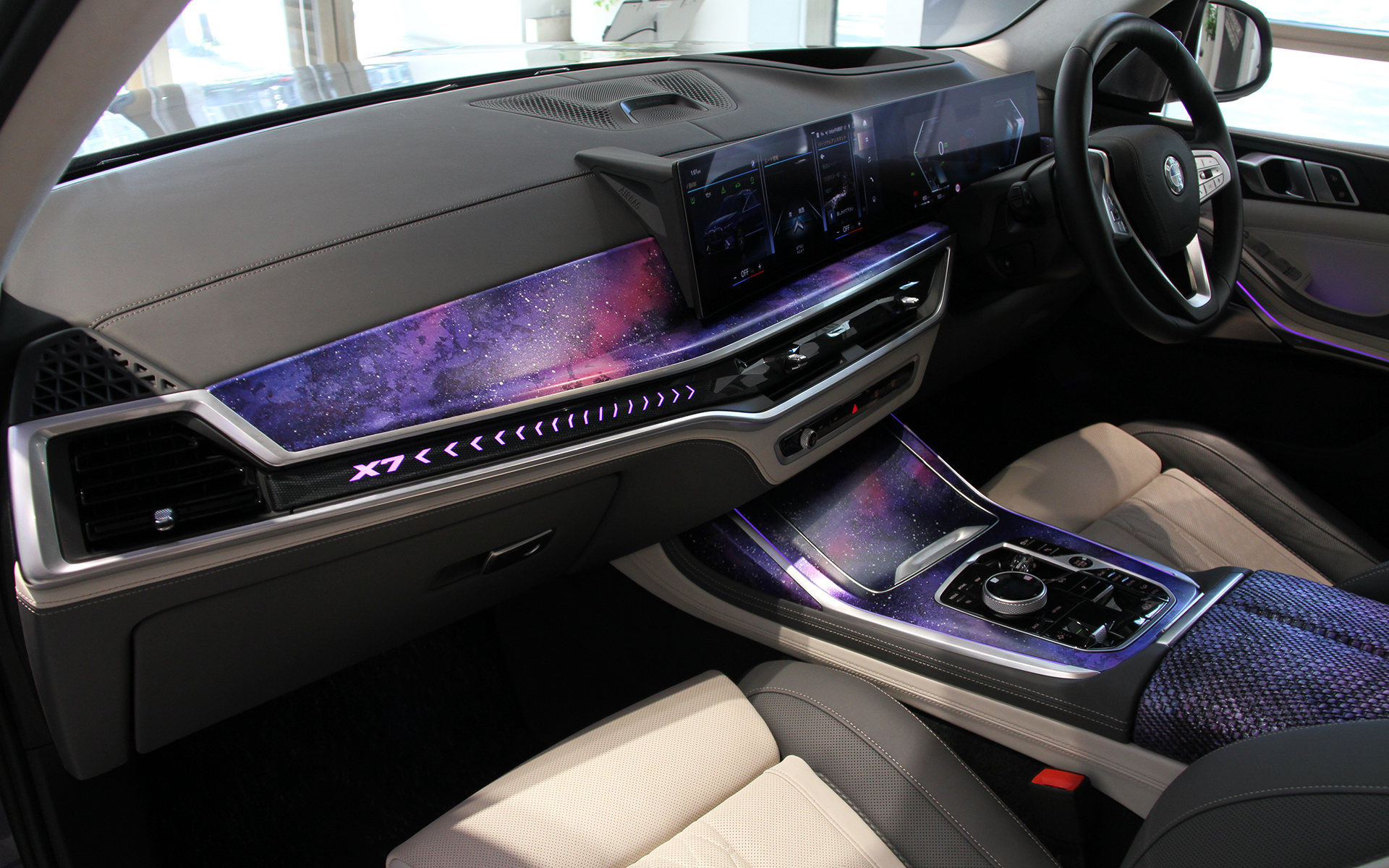 トリム、シフトスイッチ、iDriveコントローラーまわりは楽芸工房が仕上げ、広大な宇宙空間と煌めく星々を箔泊装飾で表現