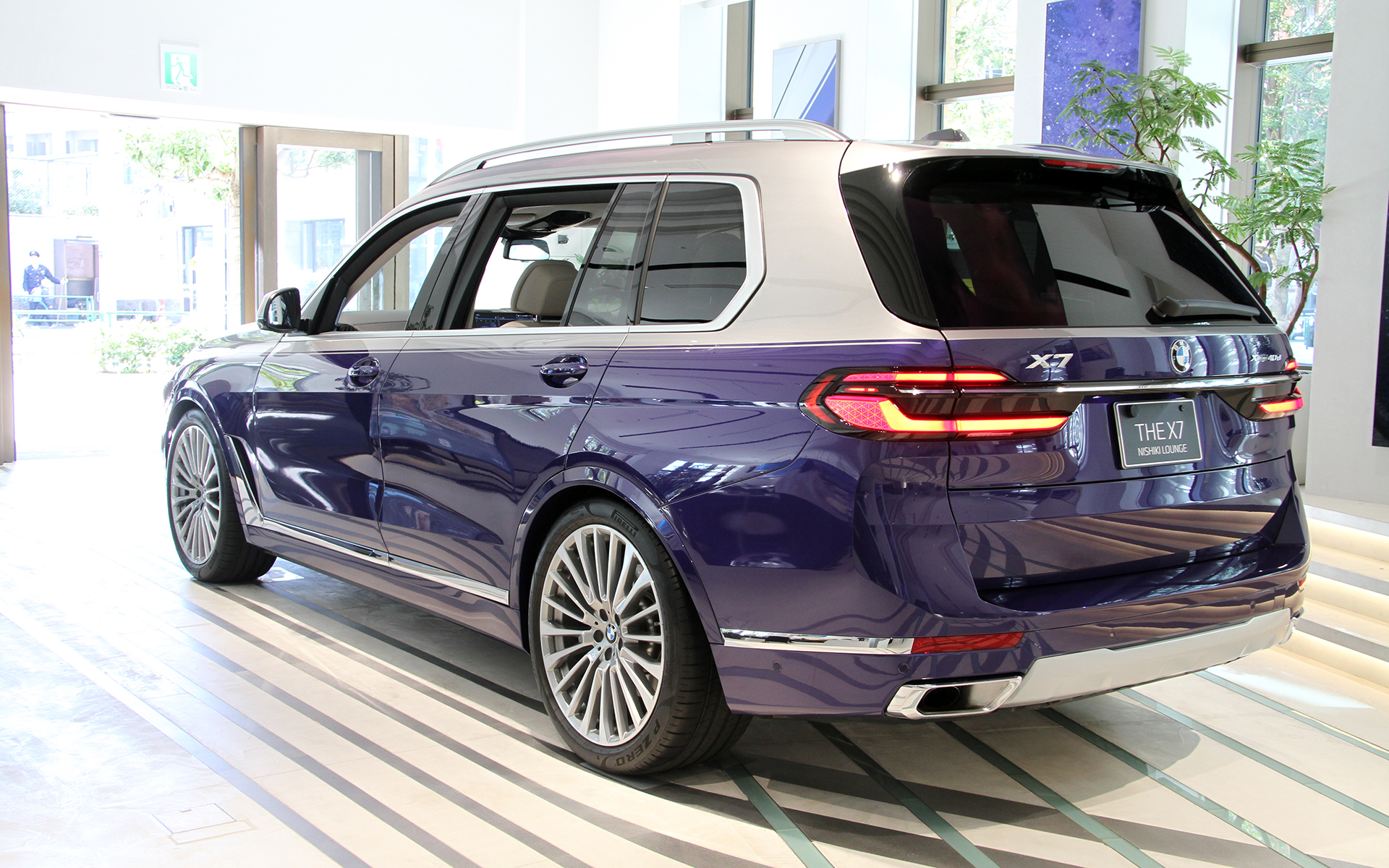 ボディカラーはBMW Individualカラーのベルベット・ブルーとスペース・シルバーを組み合わせたもの。X7で設定のない2トーンカラーを用いたのが特徴