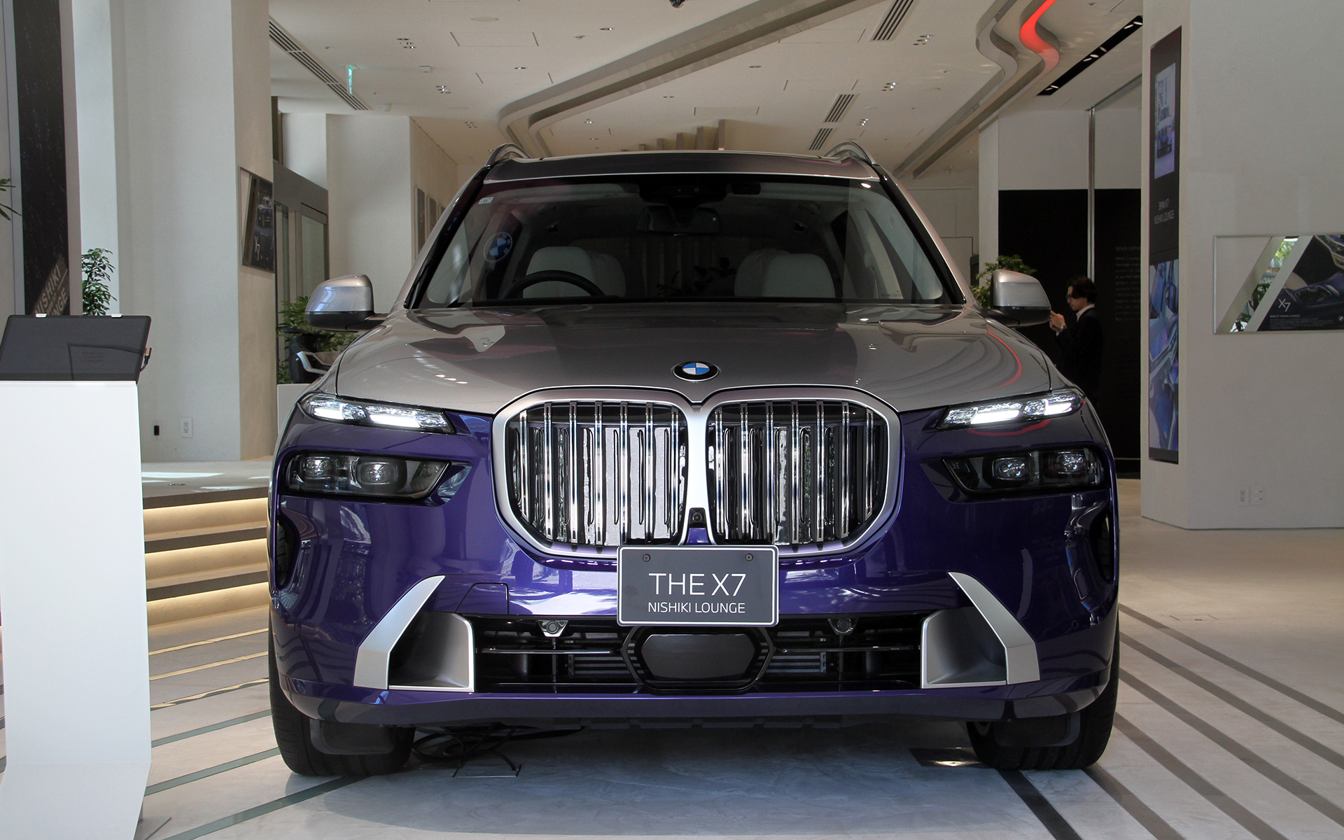 ボディカラーはBMW Individualカラーのベルベット・ブルーとスペース・シルバーを組み合わせたもの。X7で設定のない2トーンカラーを用いたのが特徴