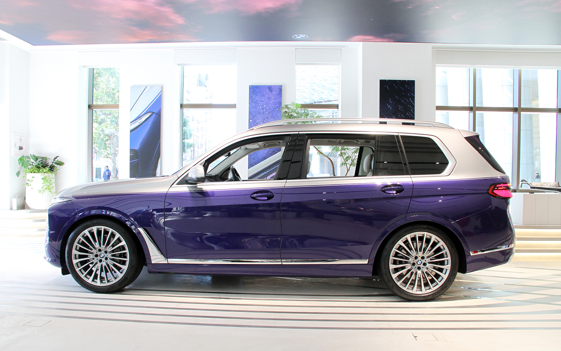 ボディカラーはBMW Individualカラーのベルベット・ブルーとスペース・シルバーを組み合わせたもの。X7で設定のない2トーンカラーを用いたのが特徴