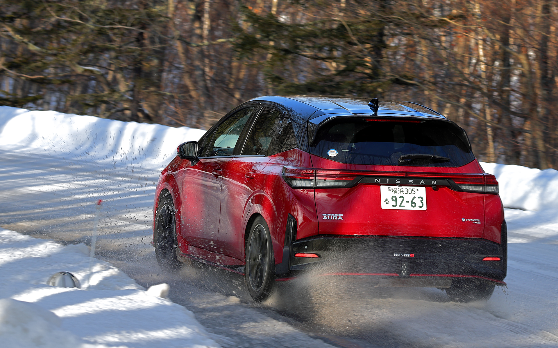 ノート オーラ NISMOとして初となる4WDモデルでは、標準モデルに対してリアモーターの出力を50kW（68PS）から60kW（82PS）に、トルクを100Nmから150Nmに向上させるとともに、前後の駆動配分などの専用チューニングを実施。さらに強度を確保しながら軽量化（2WD用のホイールから12％軽量化）を図った専用デザインのエンケイ製17インチアルミホイールなどを採用