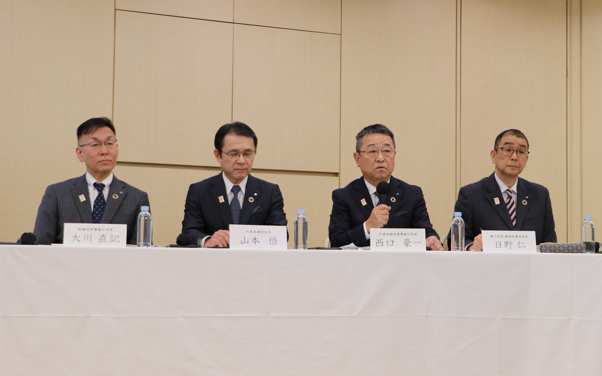 左から、住友ゴム工業株式会社 取締役 常務執行役員 大川直記氏、代表取締役社長 山本悟氏、代表取締役 専務執行役員 西口豪一氏、執行役員 経理財務本部長 日野仁氏